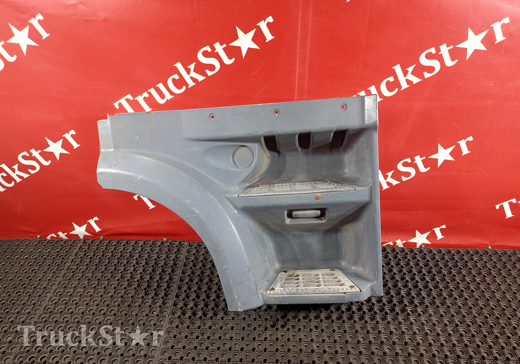 1836305 Корпус (дефект) подножек правый для Daf XF105