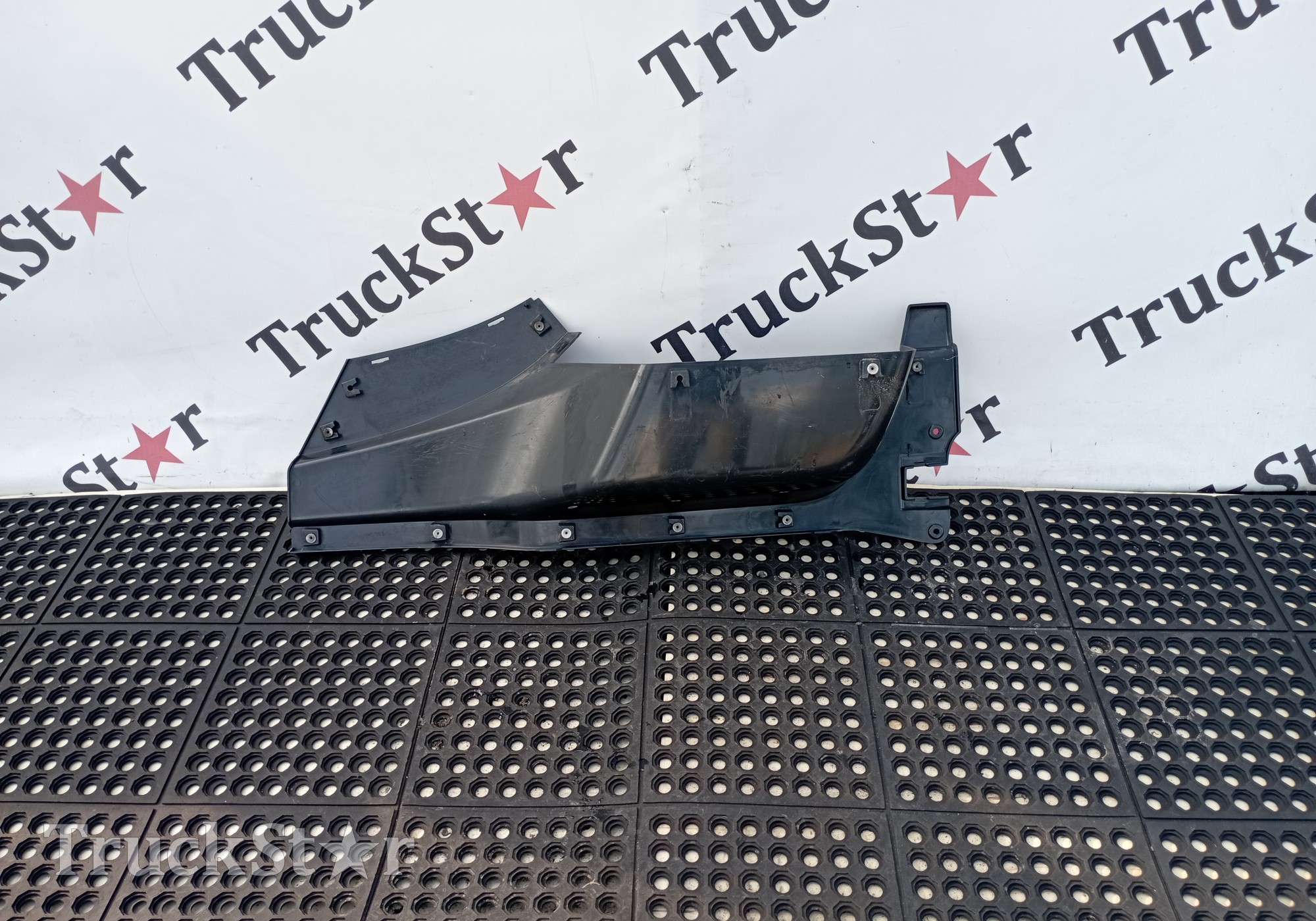 82819477 Накладка корпуса подножек правая для Renault T