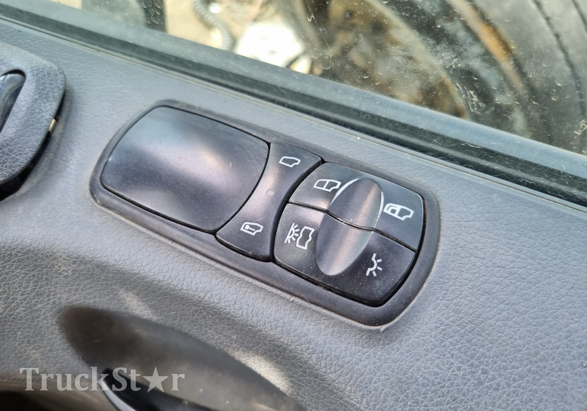 A9438200197 Блок управления стеклоподъемником правый для Mercedes-Benz Actros MP3 (с 2008)