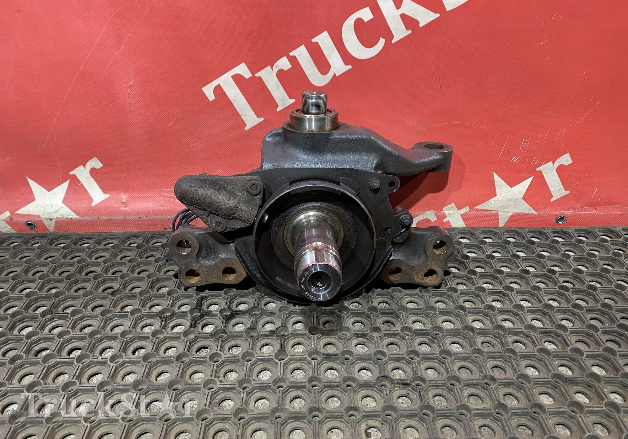 7422045948 Кулак поворотный правый 2016г для Renault