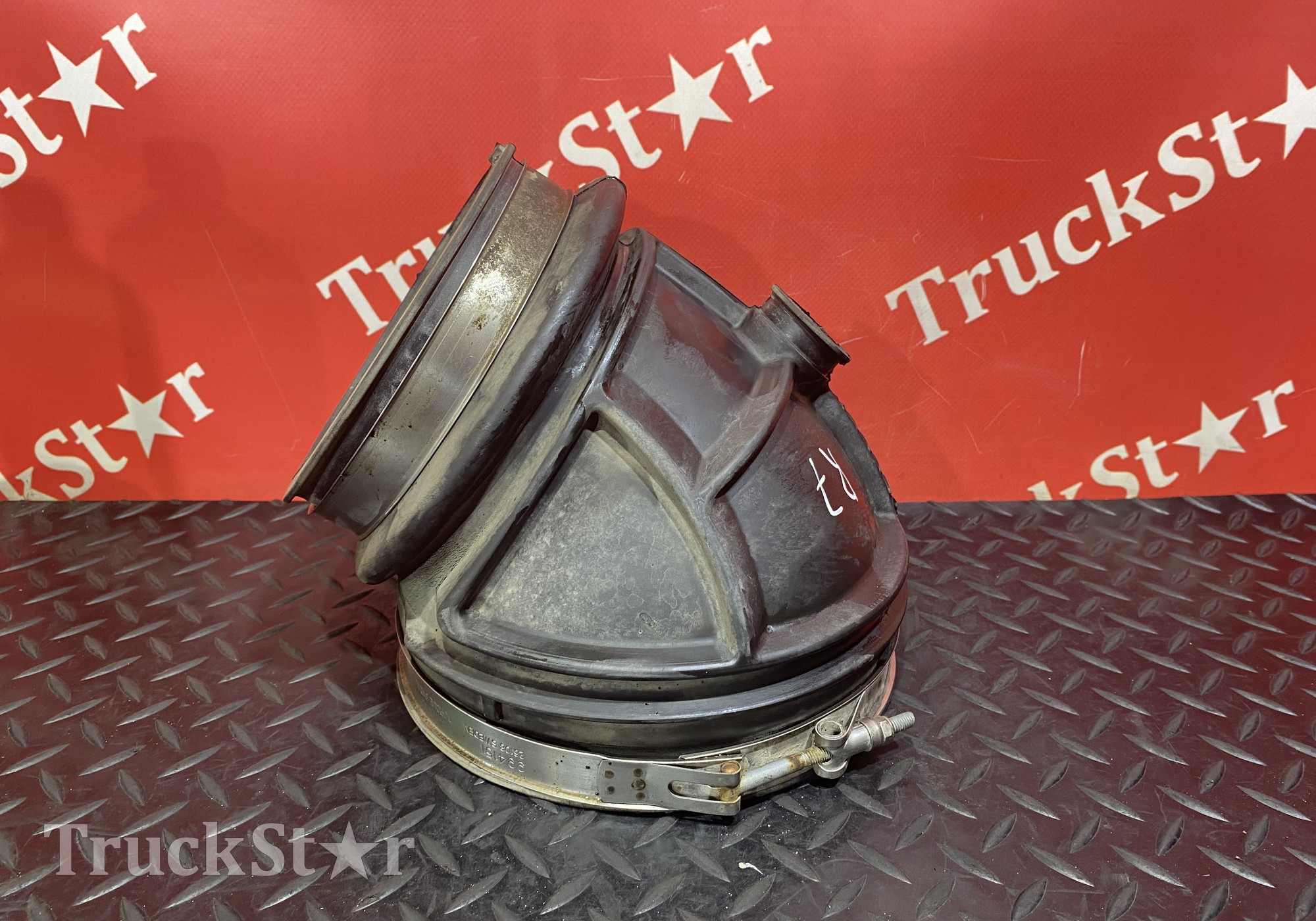 7421363547 Патрубок воздушного фильтра 2018 год. для Volvo FM III (с 2013)