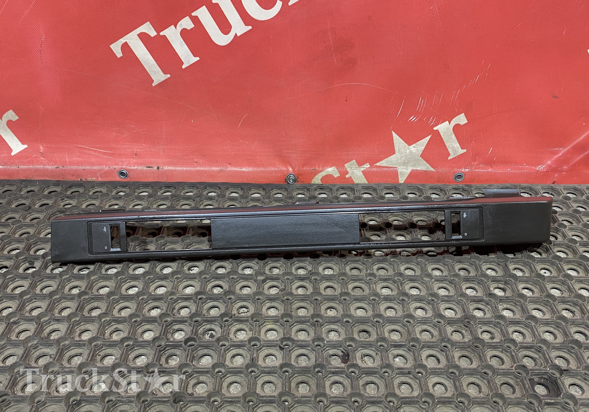 82216234 Накладка на торпедо для Volvo FH 4 (с 2012)