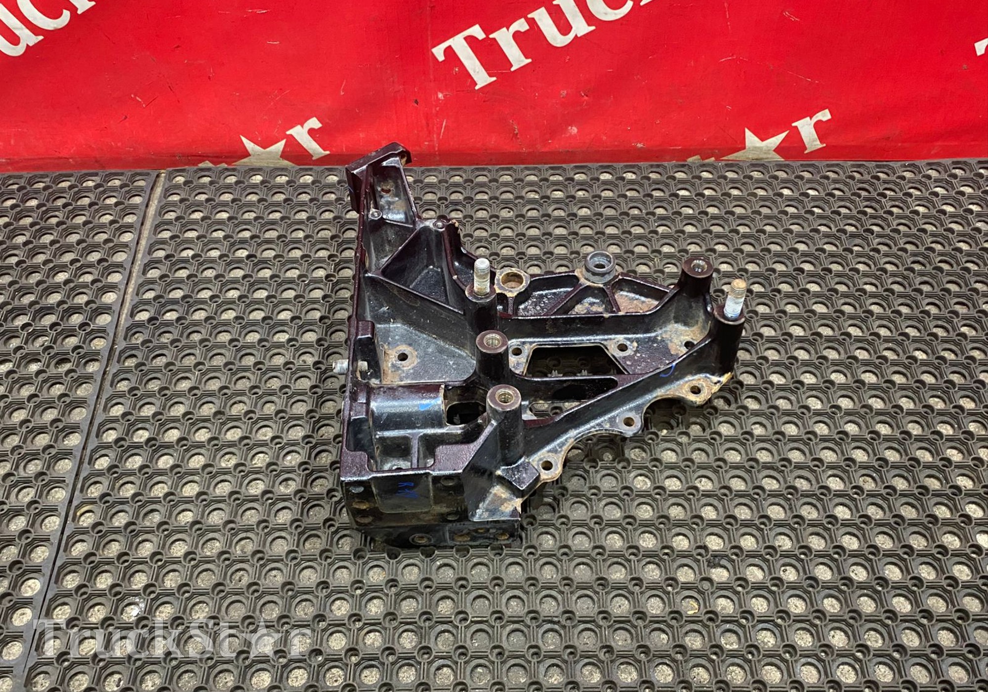 7421116689 Кронштейн буксировочный левый для Renault T