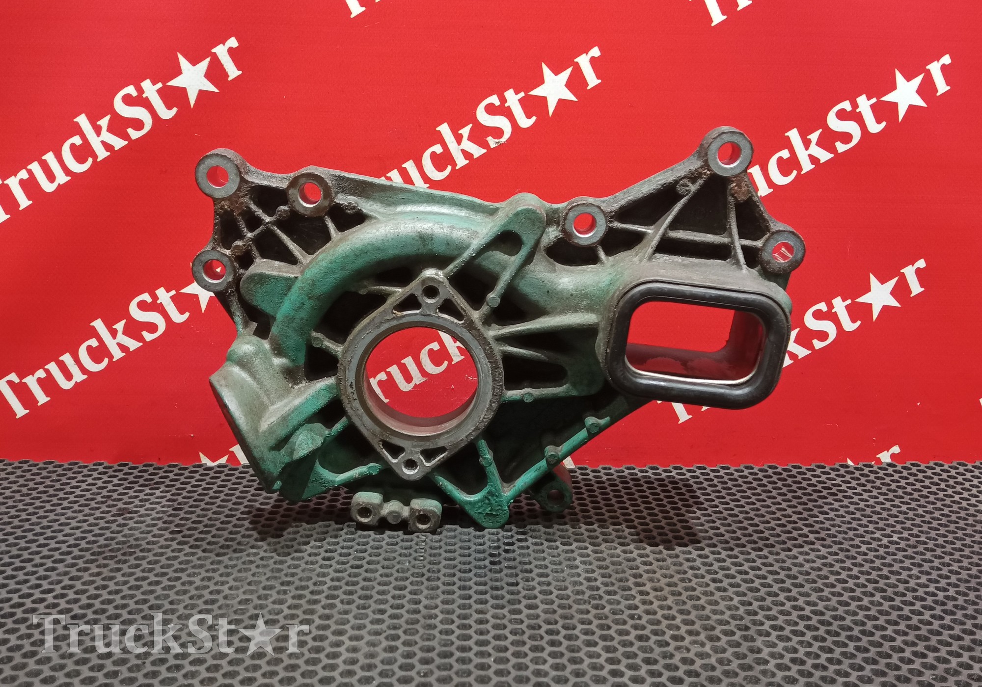 7421284318 Корпус помпы двигателя 2016г. для Volvo FH