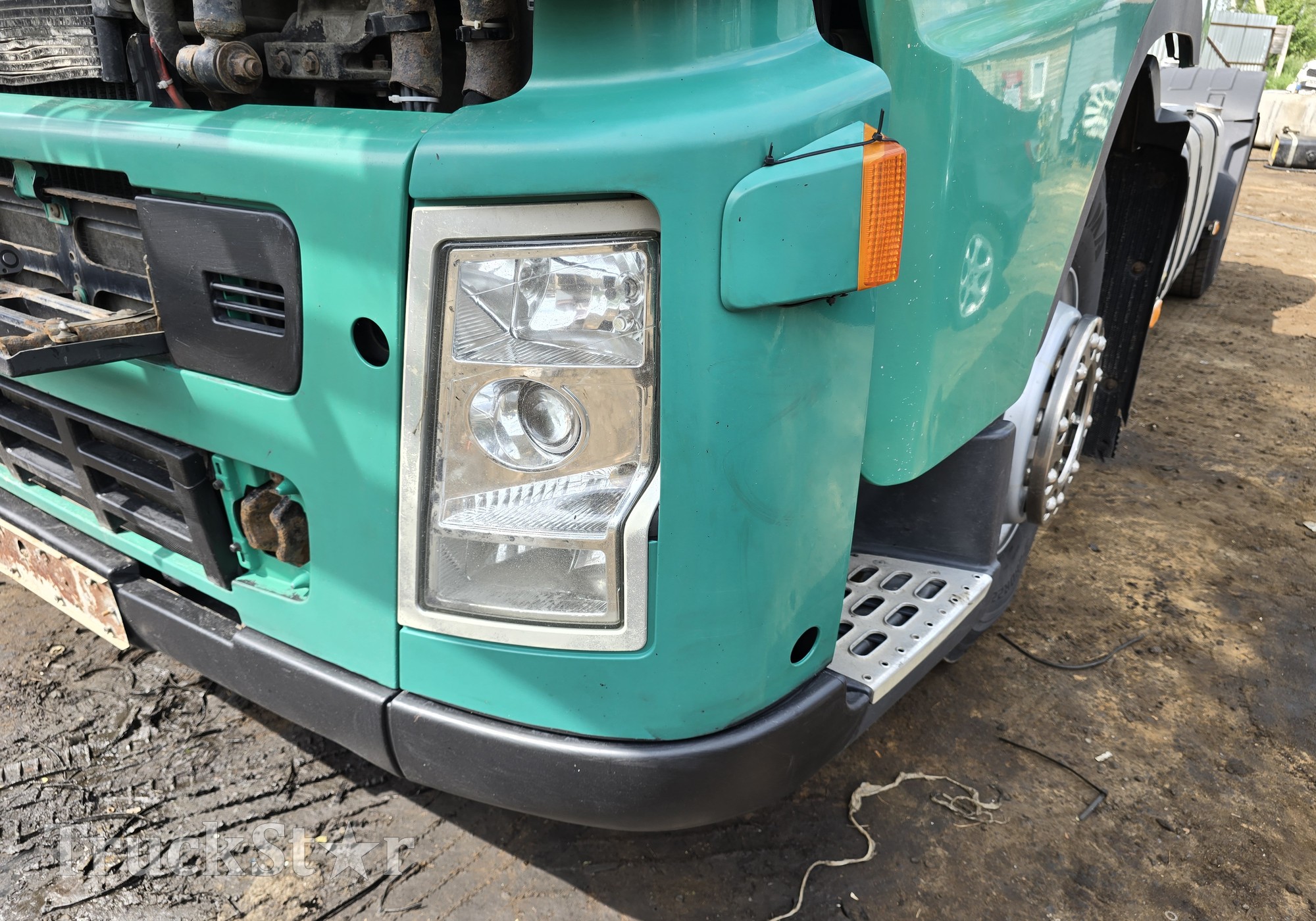 20452886 Облицовка фары левой для Volvo FM