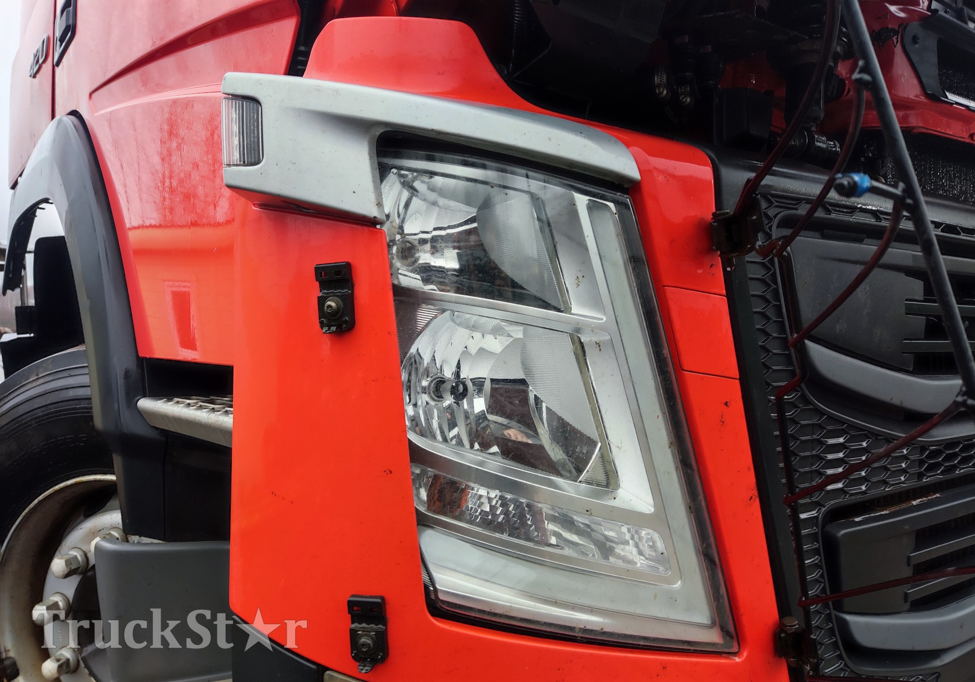 22239220 Фара правая Halogen + LED 2017г. для Volvo FH