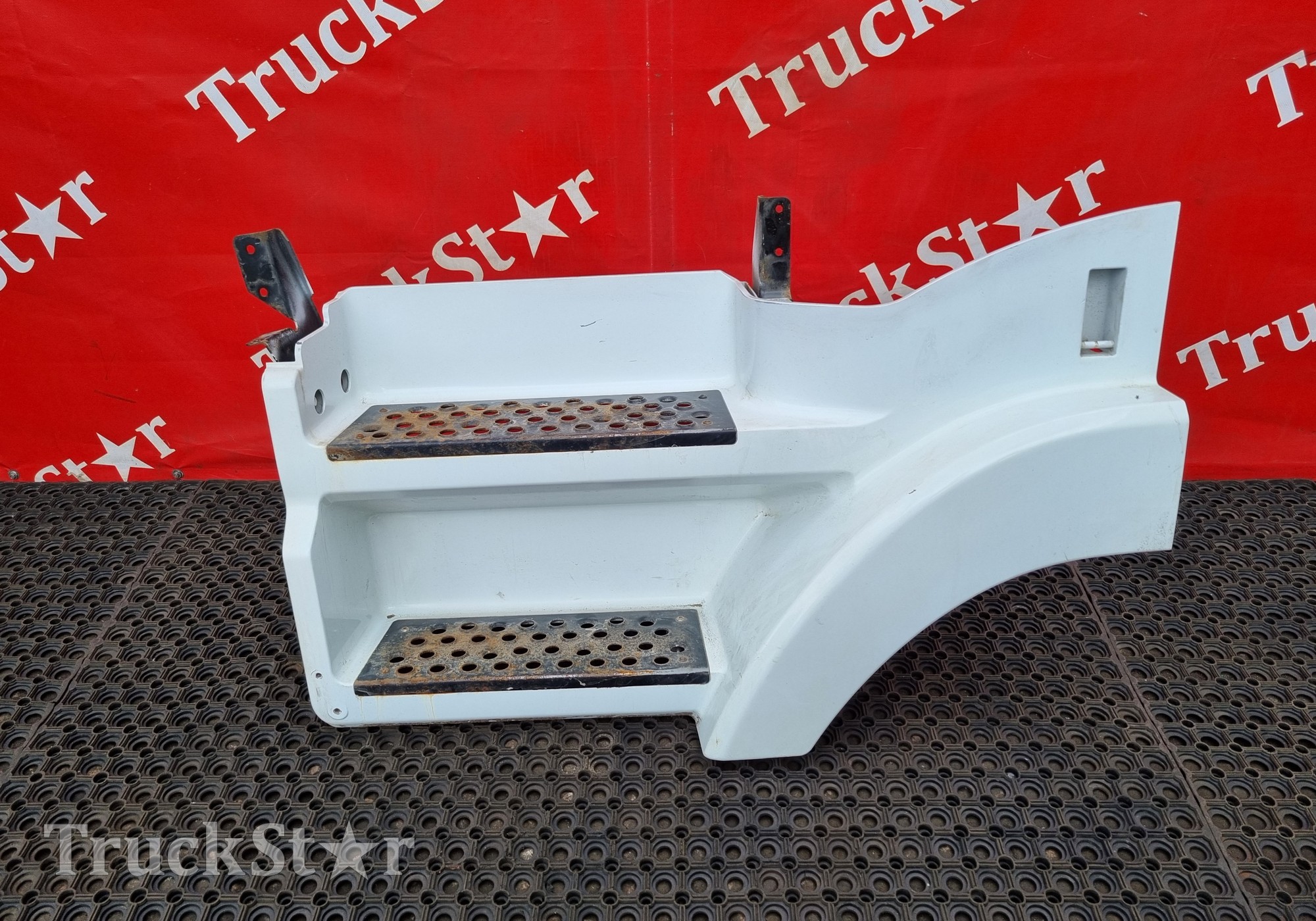 A9436663801 Корпус подножек левый для Mercedes-Benz Actros MP1 (с 1996 по 2003)