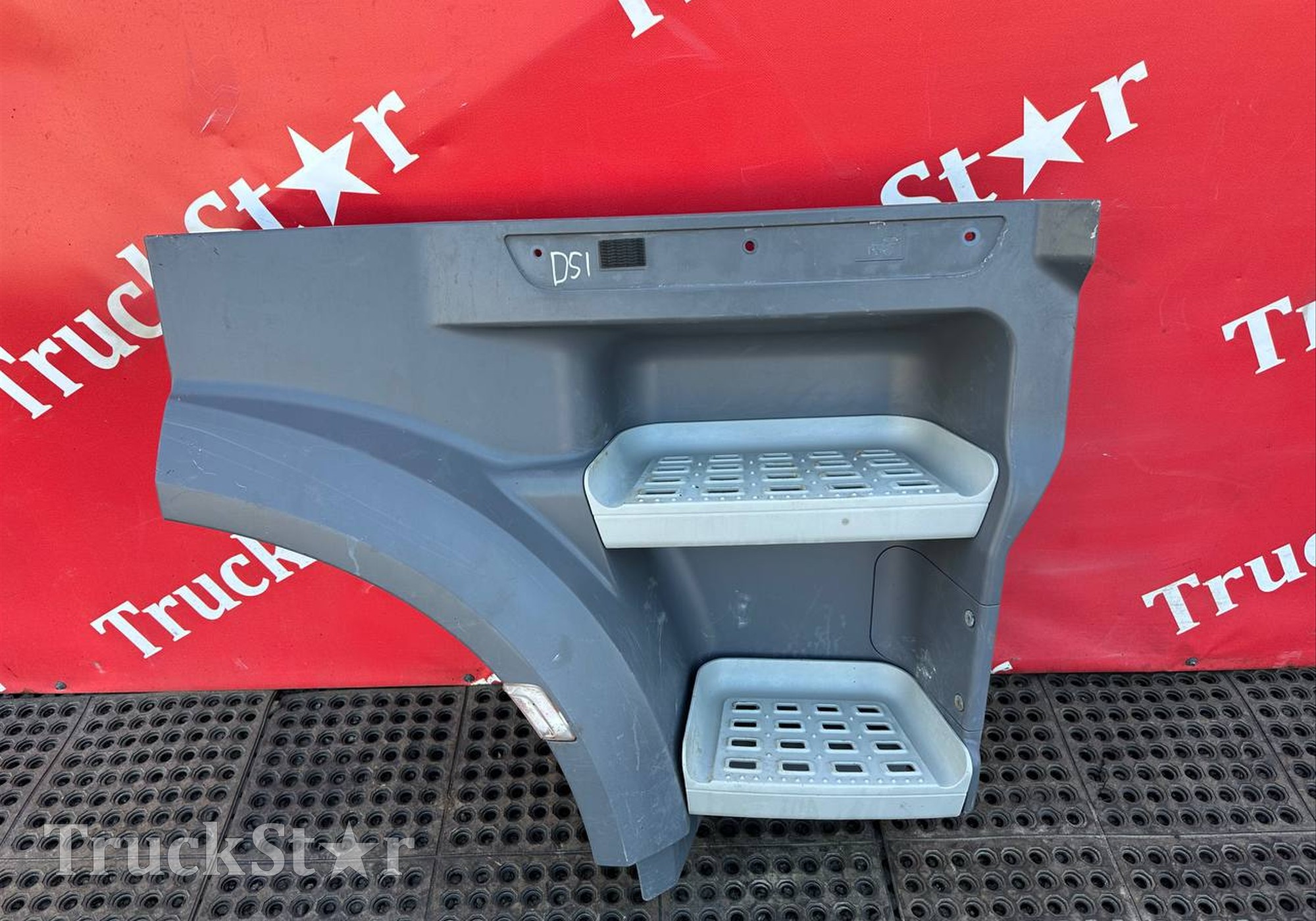 1835024 Корпус подножек правый 2019г для Daf XF106 (с 2012)
