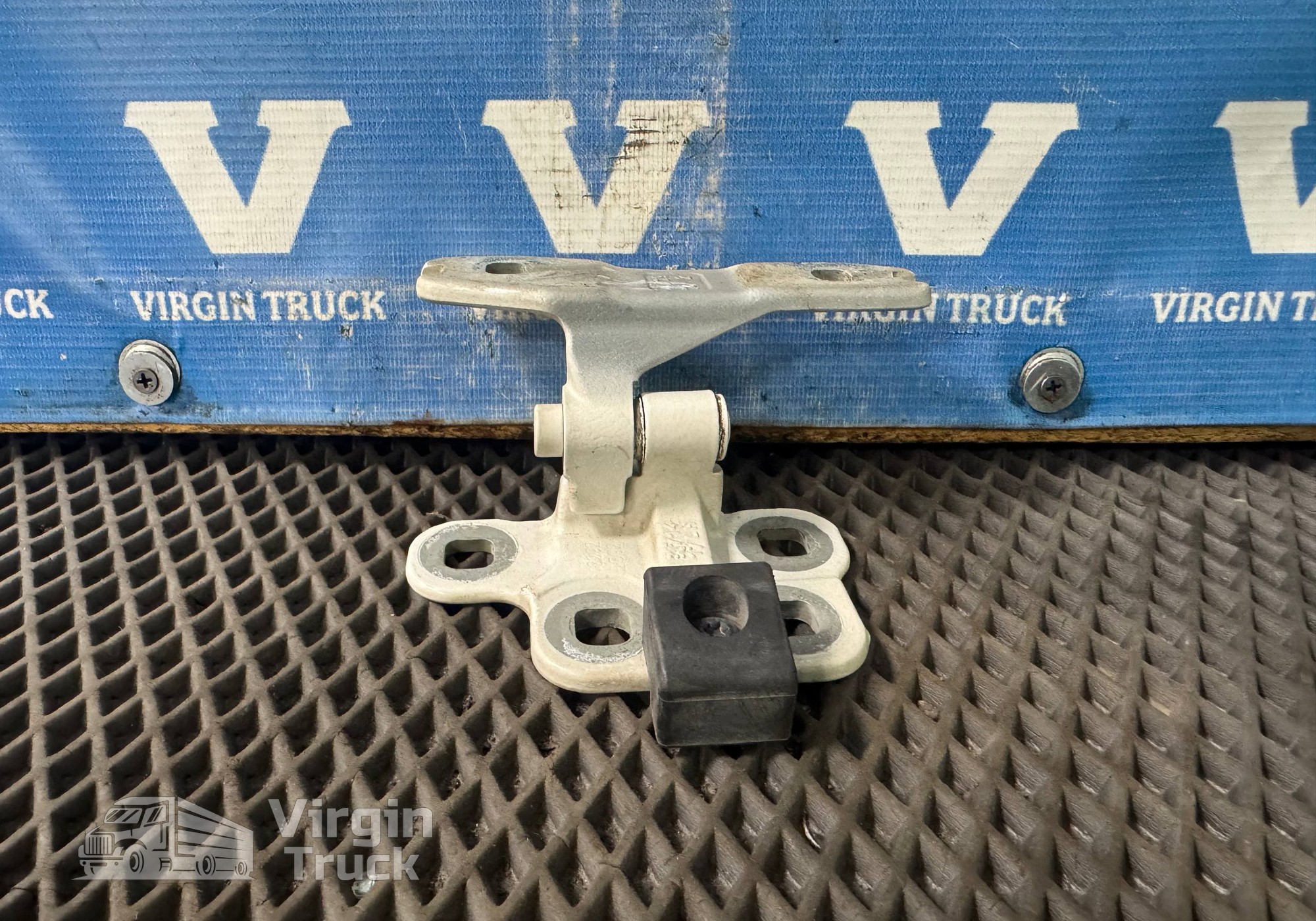 23311945 Петля двери левой для Volvo FH 4 (с 2012)
