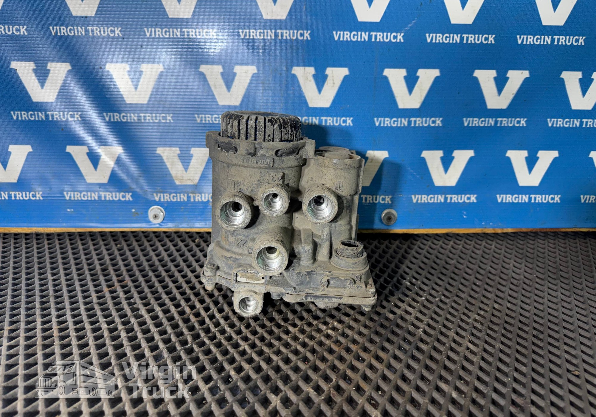 4802040020 Кран управления тормозами пpицeпa