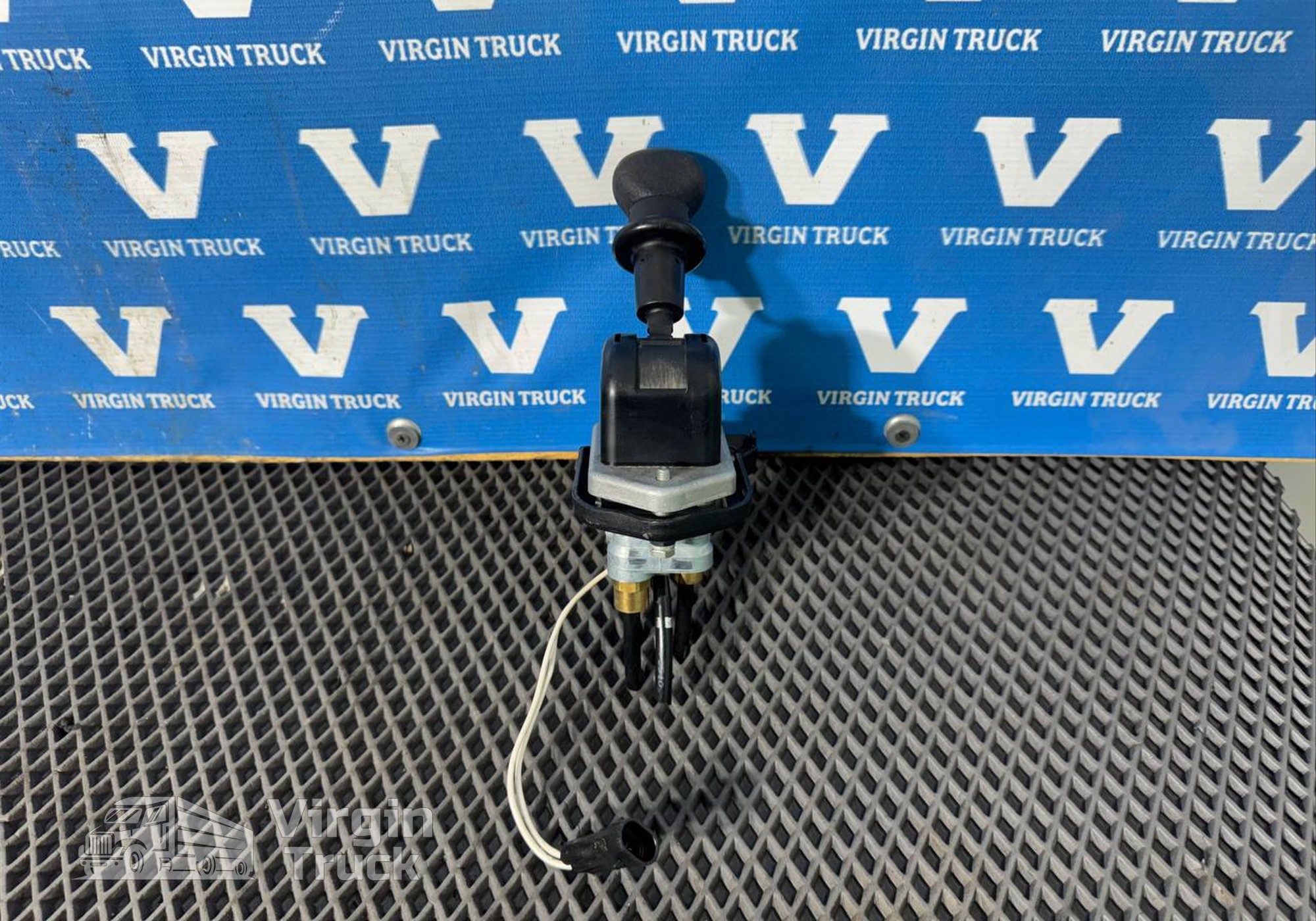 9617231570 Кран тормоза ручного 2020г. для Mercedes-Benz Axor