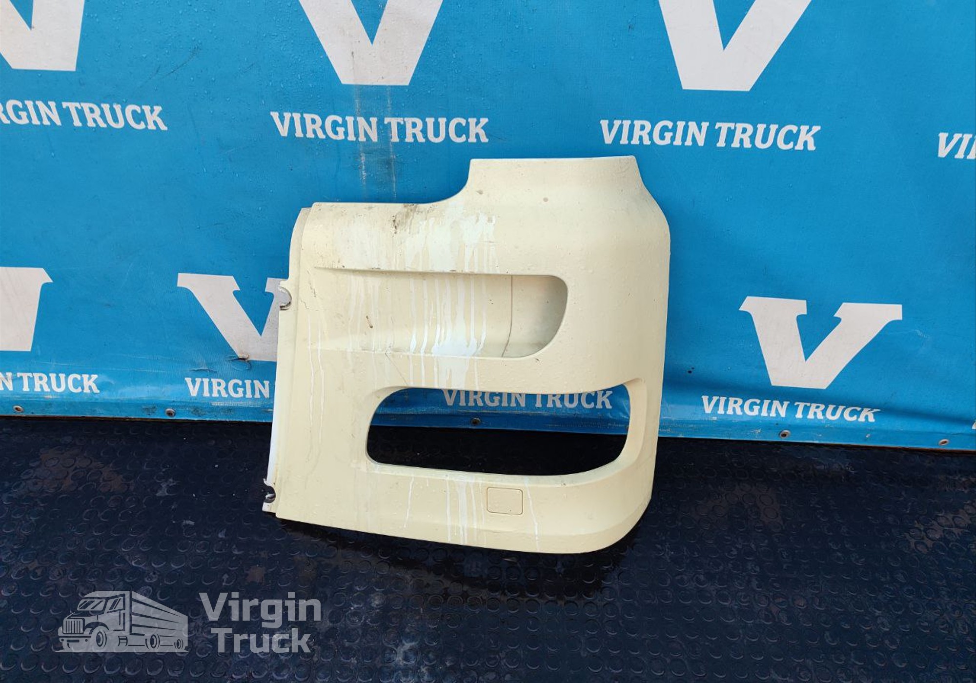 1398263 Облицовка фары левой