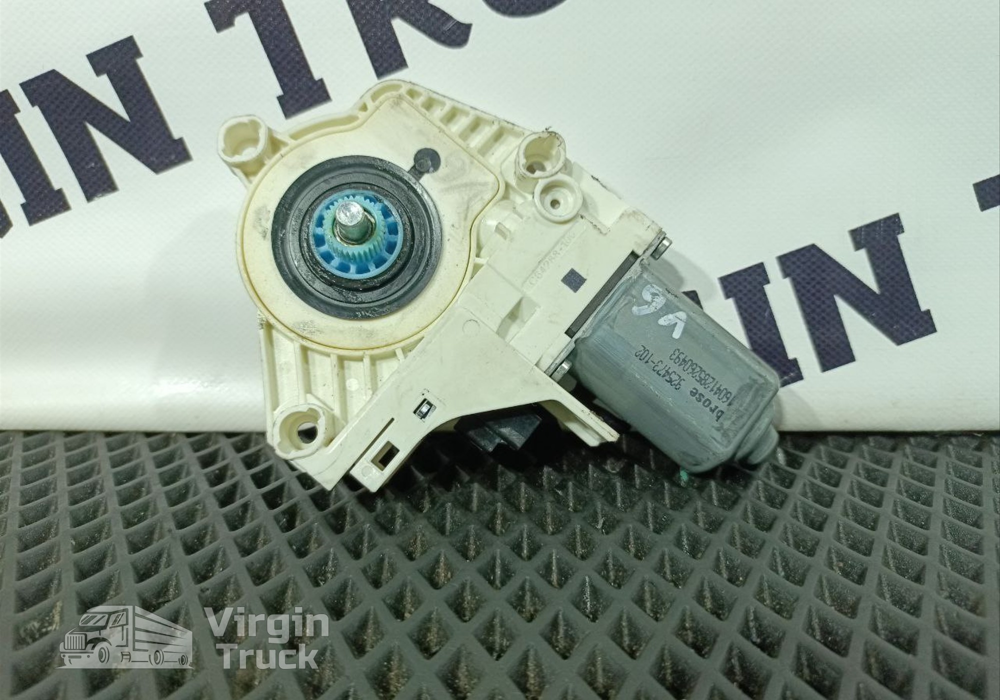 82907373 Моторчик стеклоподъемника правый 2021 г. для Renault T