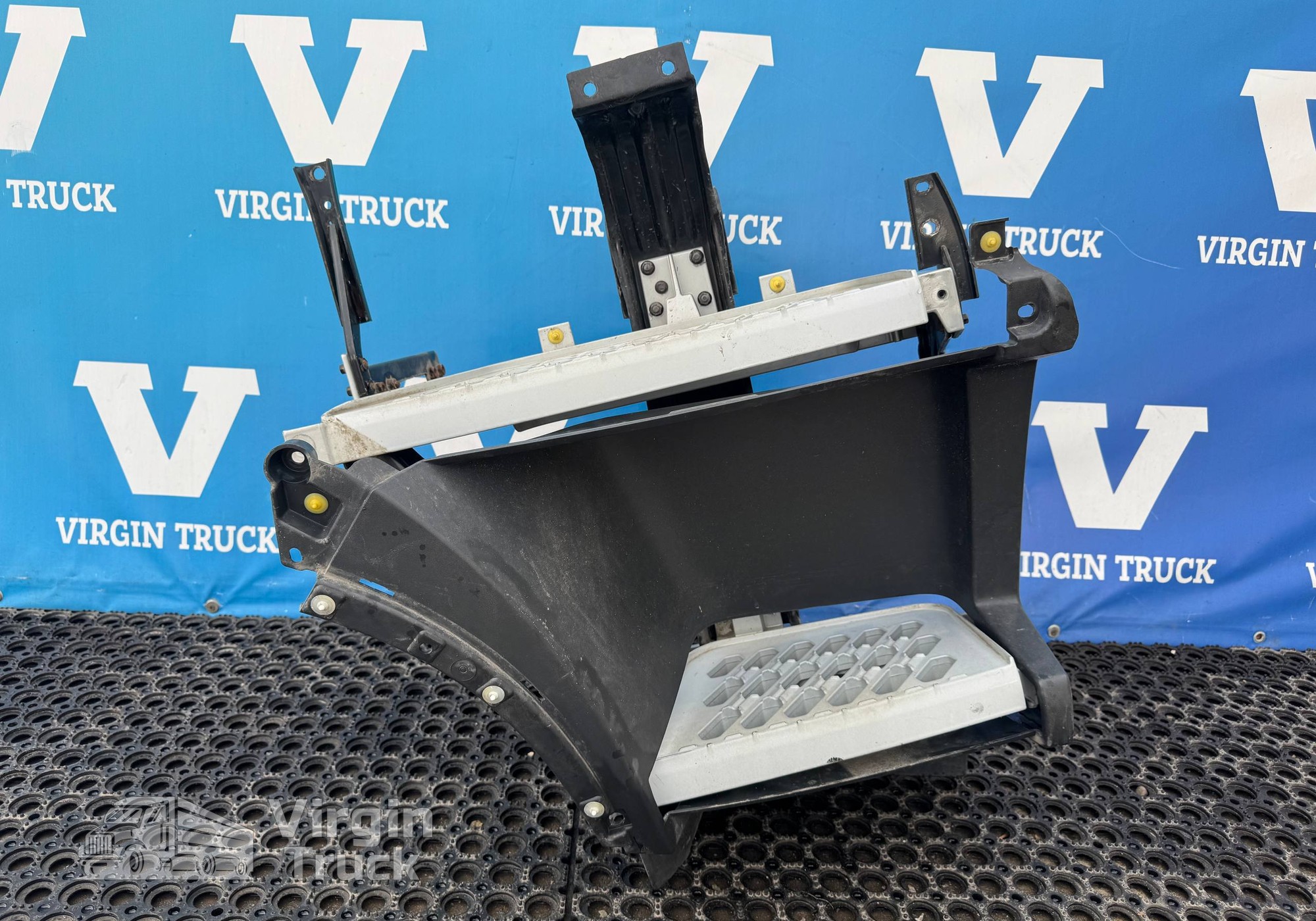 82355197 Корпус подножек правый 2015г. для Volvo FH 4 (с 2012)
