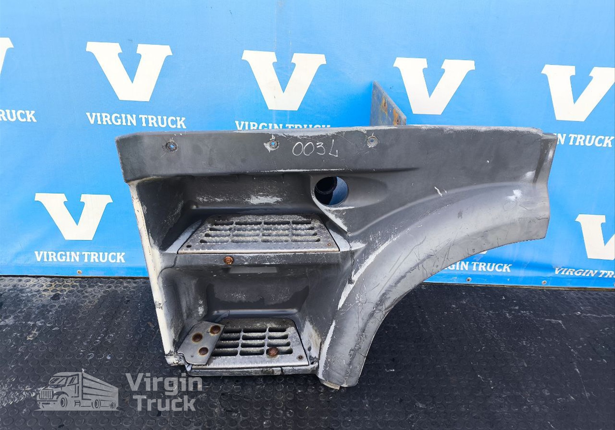 1836304 Корпус подножек левый