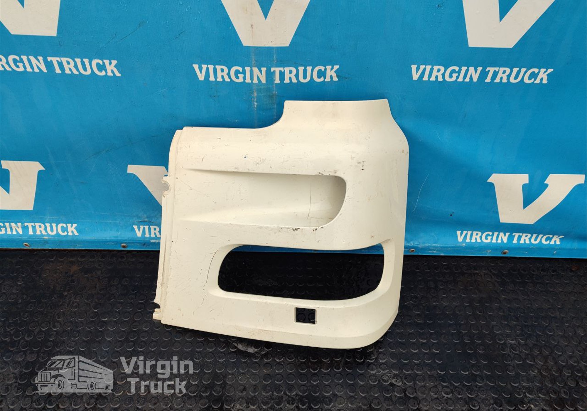 1398263 Облицовка фары левой