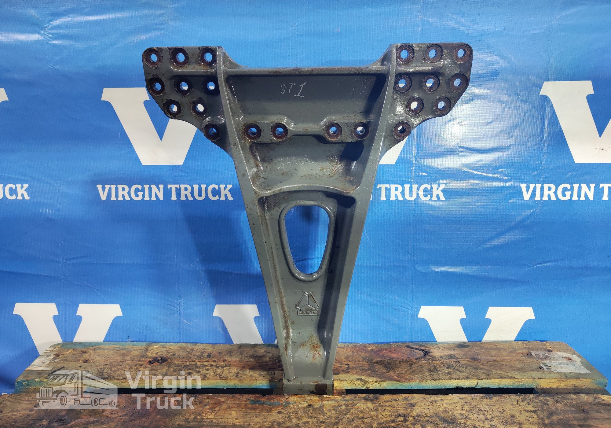 AZ9925528095 Кронштейн для Sinotruk Sitrak C7H