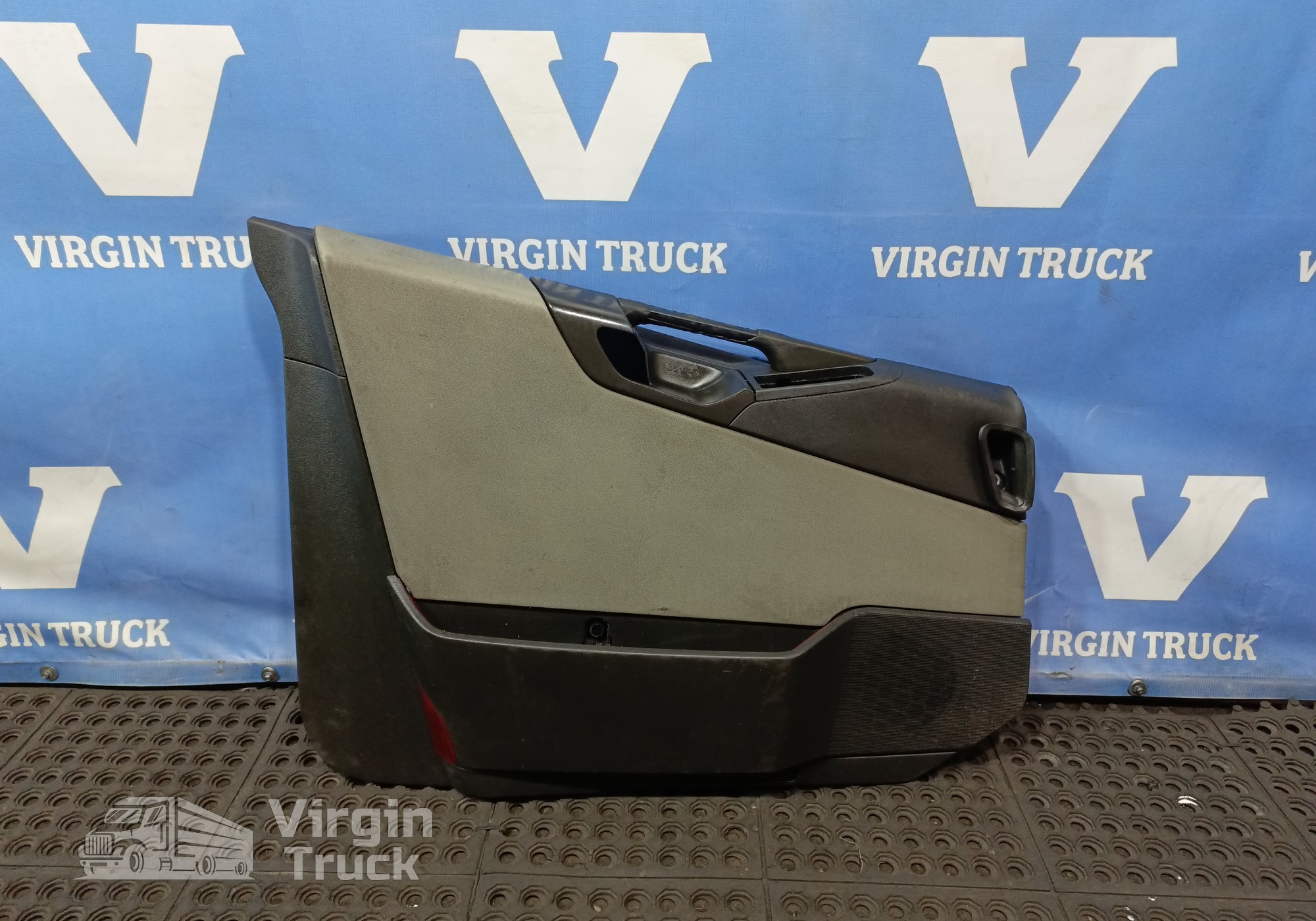 82200942 Обшивка двери левой для Volvo FH 4 (с 2012)