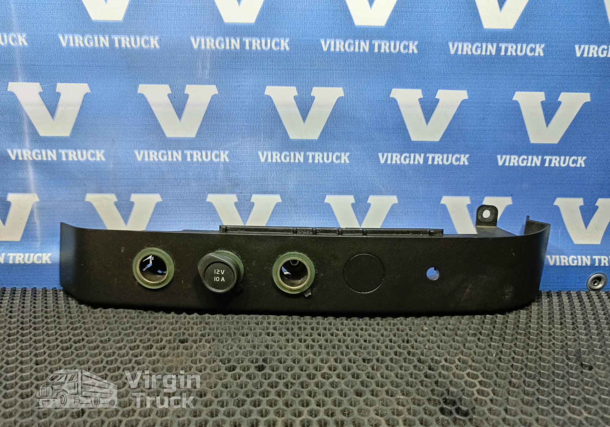82294020 Панель прикуpиватeля и рoзетoк для Volvo FH 4 (с 2012)