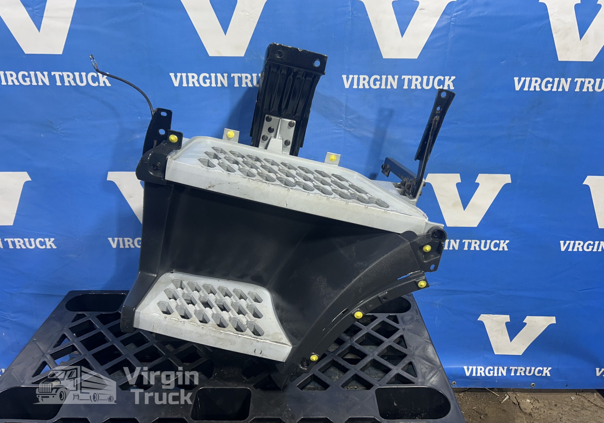 82136982 Подножка для Разные