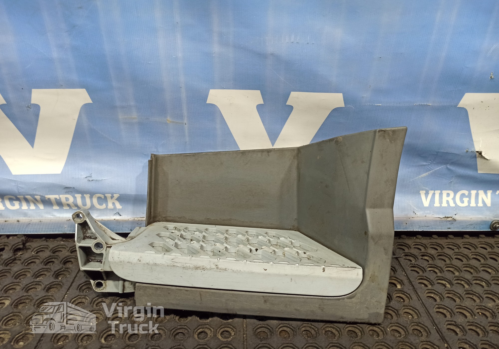 82142373 Корпус подножки левый для Volvo FH 4 (с 2012)