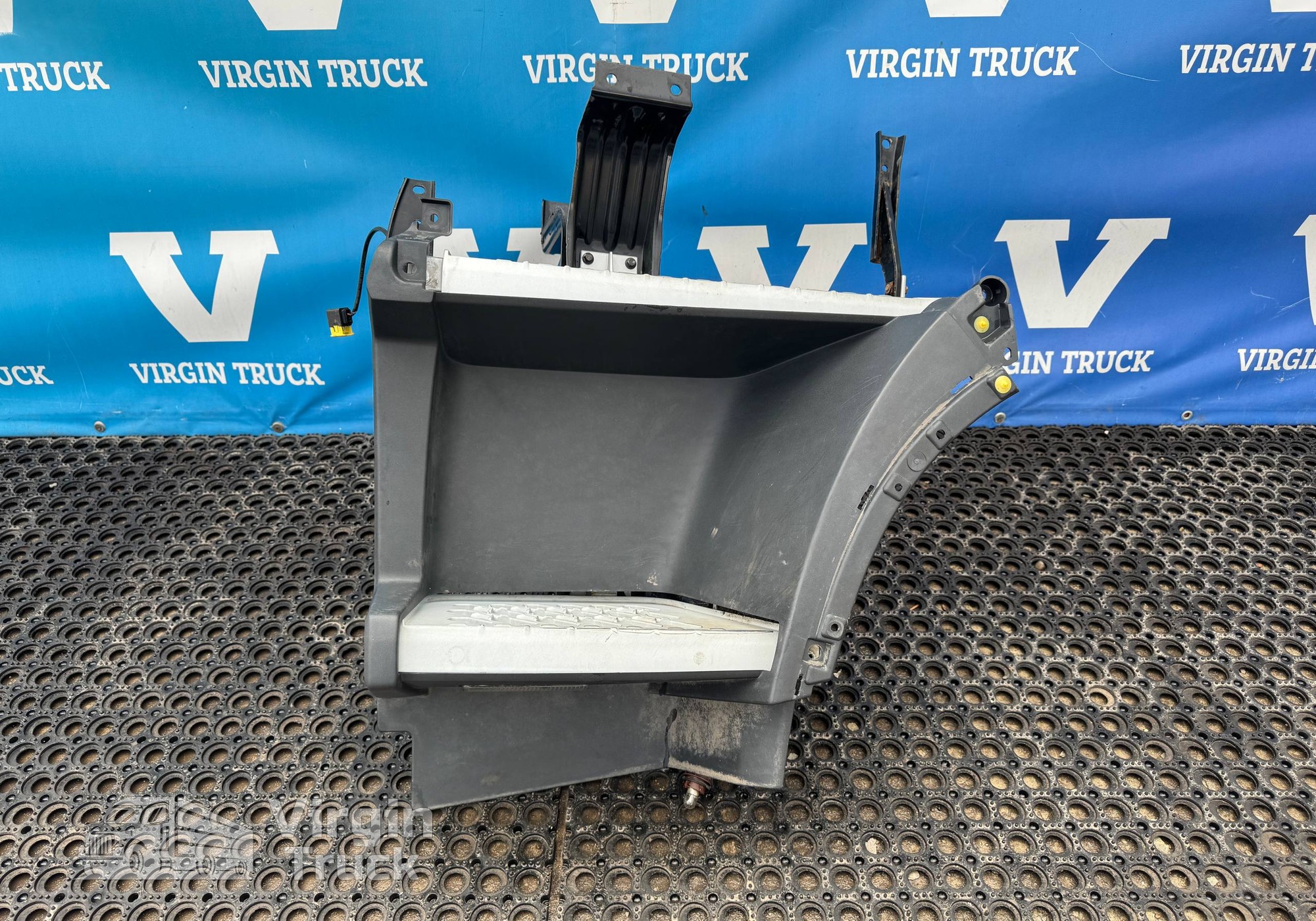 82136982 Корпус подножек левый 2015г. для Volvo FH 4 (с 2012)