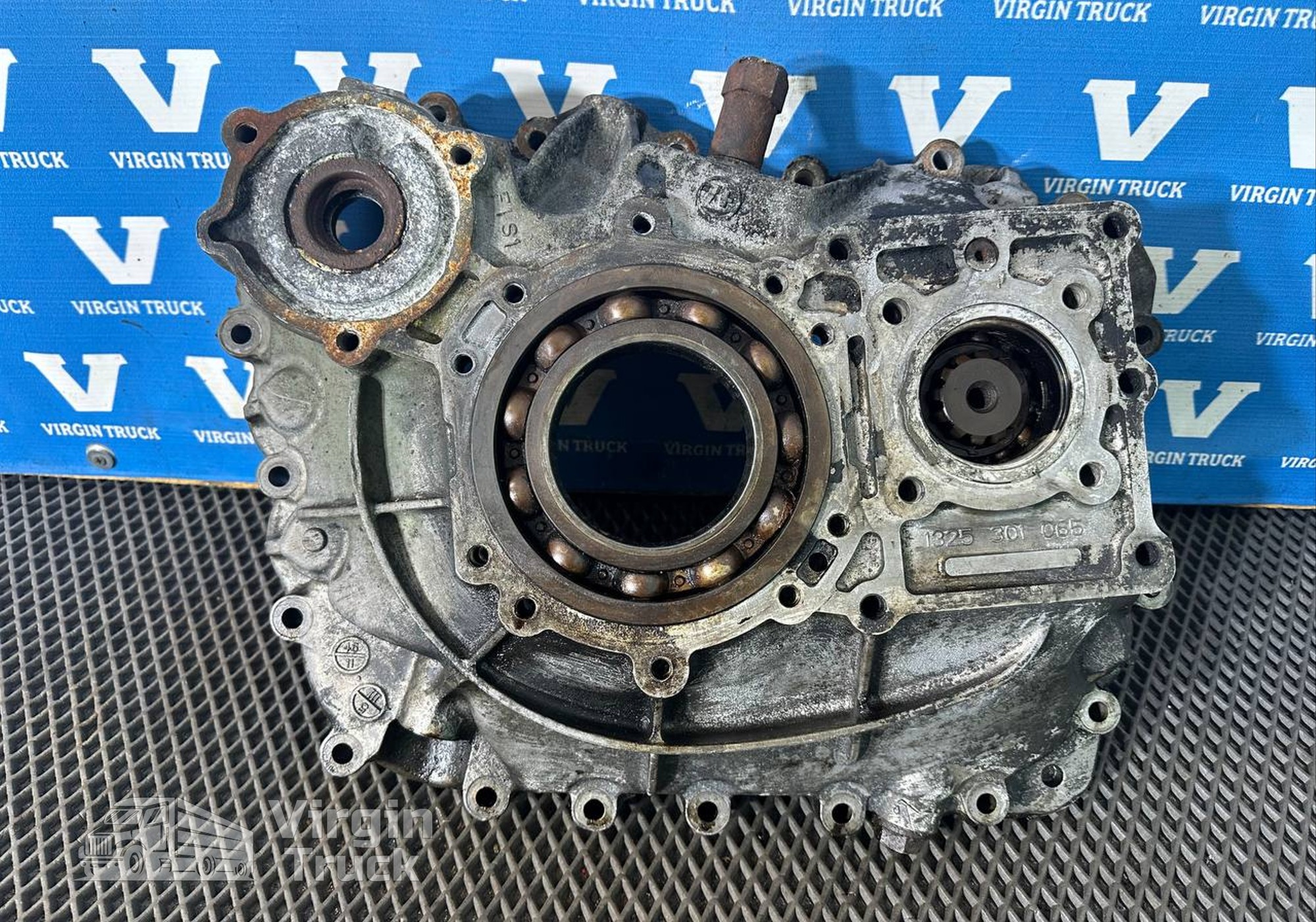 1325301065 Задняя крышка КПП ZF