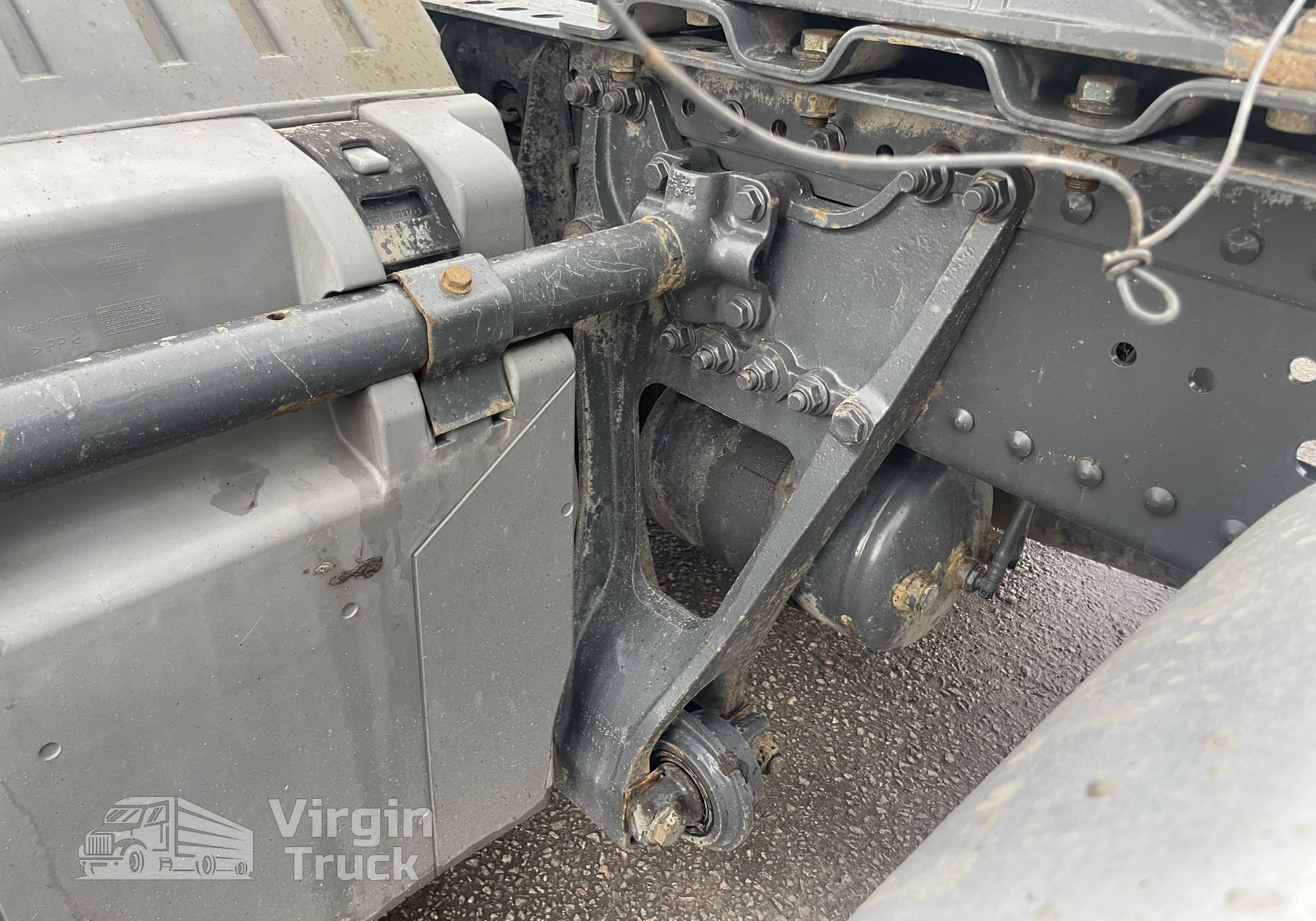 A9423252509 Кронштейн реактивной тяги правый 2017 года для Mercedes-Benz Axor