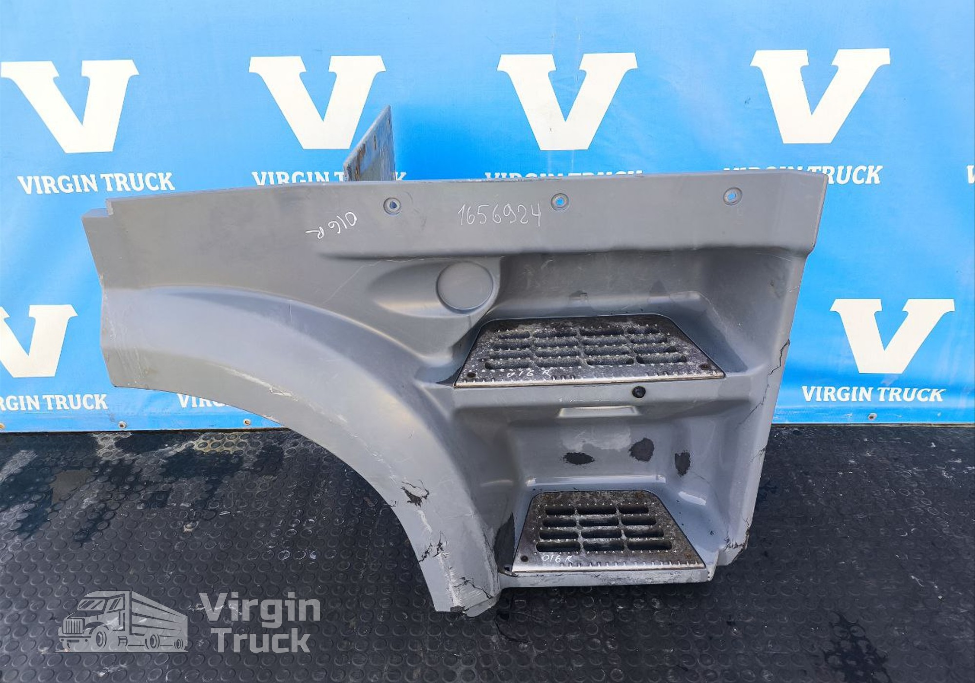 1836305 Корпус подножек правый