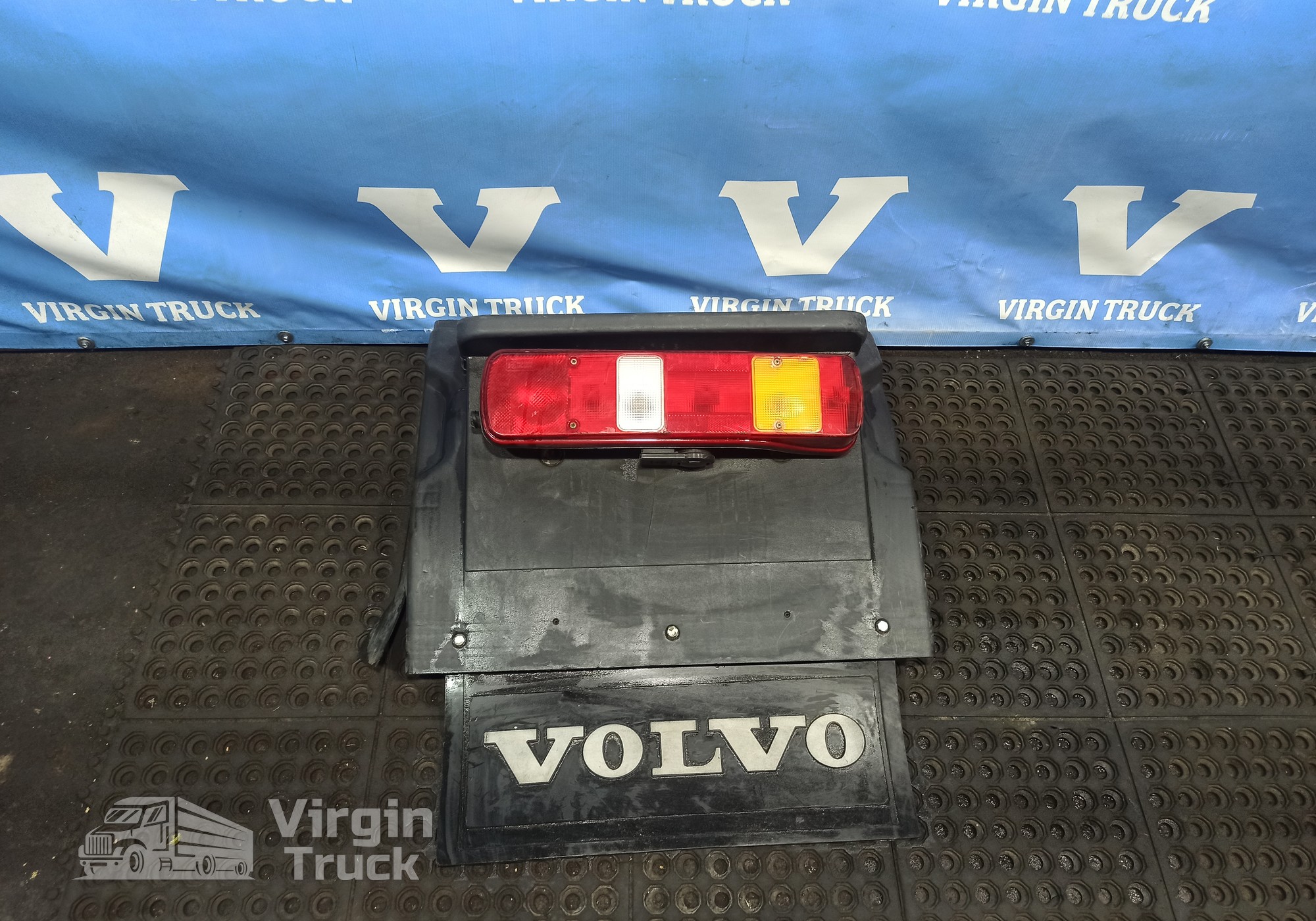 21740059 Крыло заднее правое с фонарем для Volvo FH