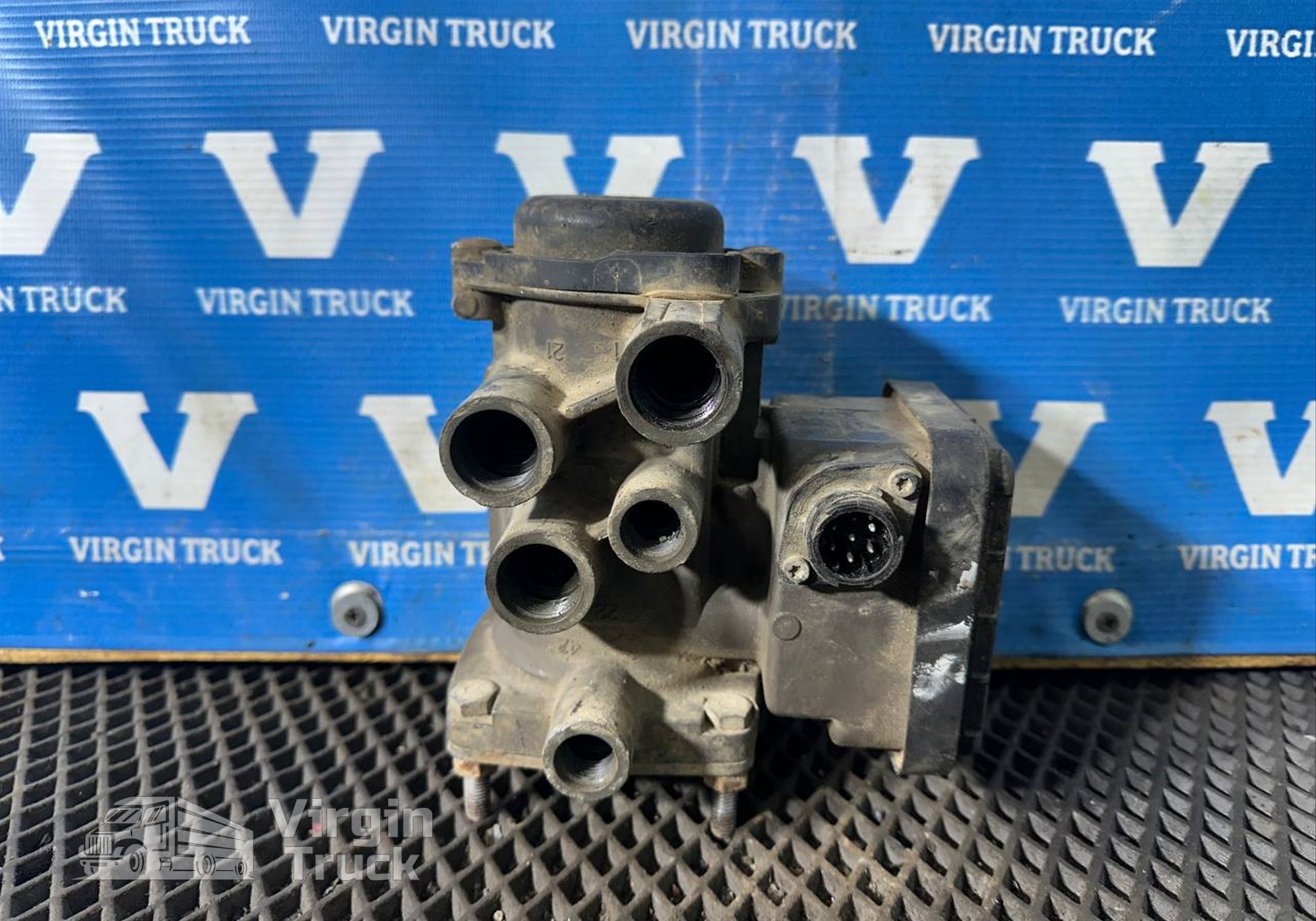 81523016213 Кран управления тормозами прицепа