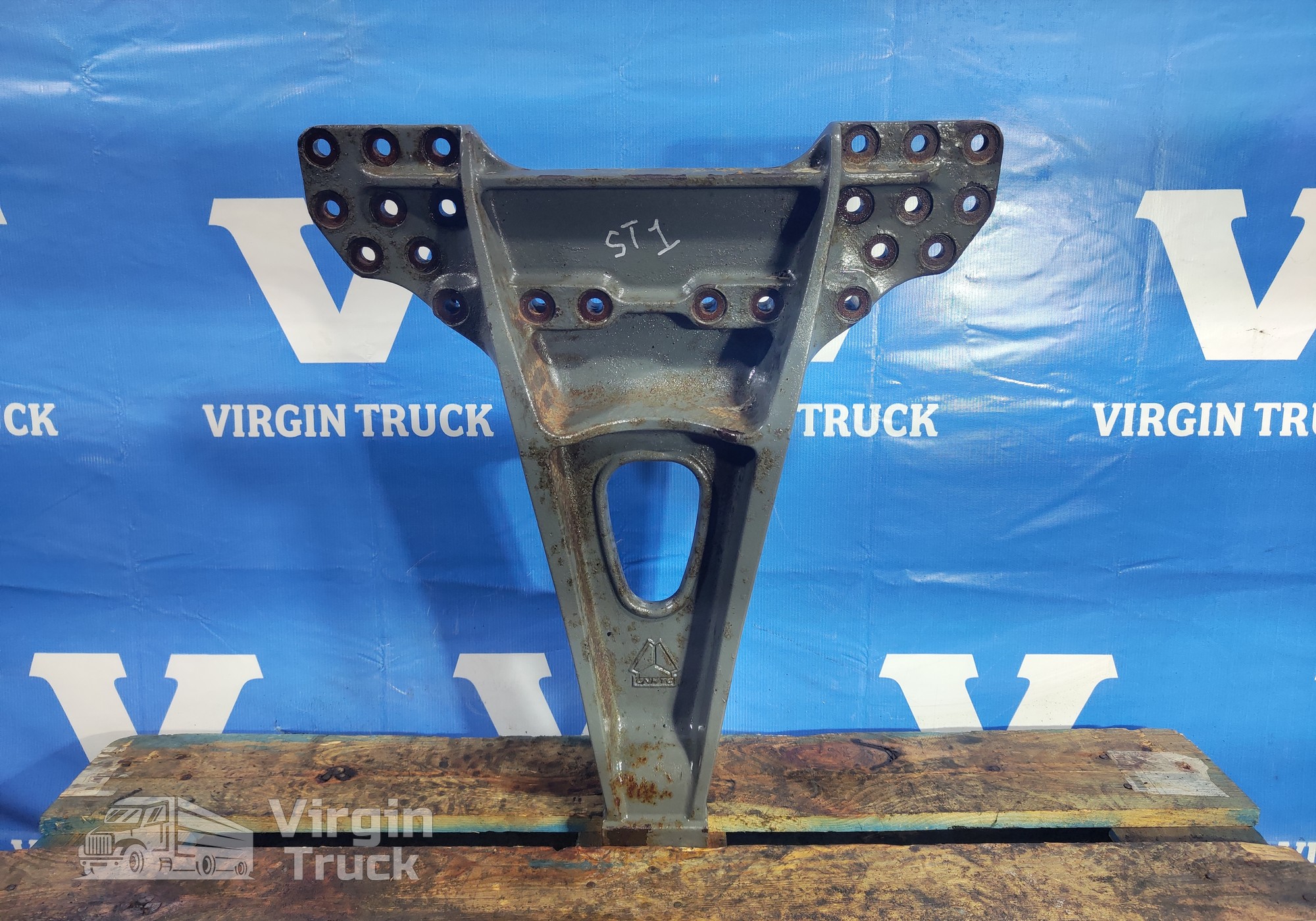 AZ9925528095 Кронштейн для Sinotruk Sitrak C7H