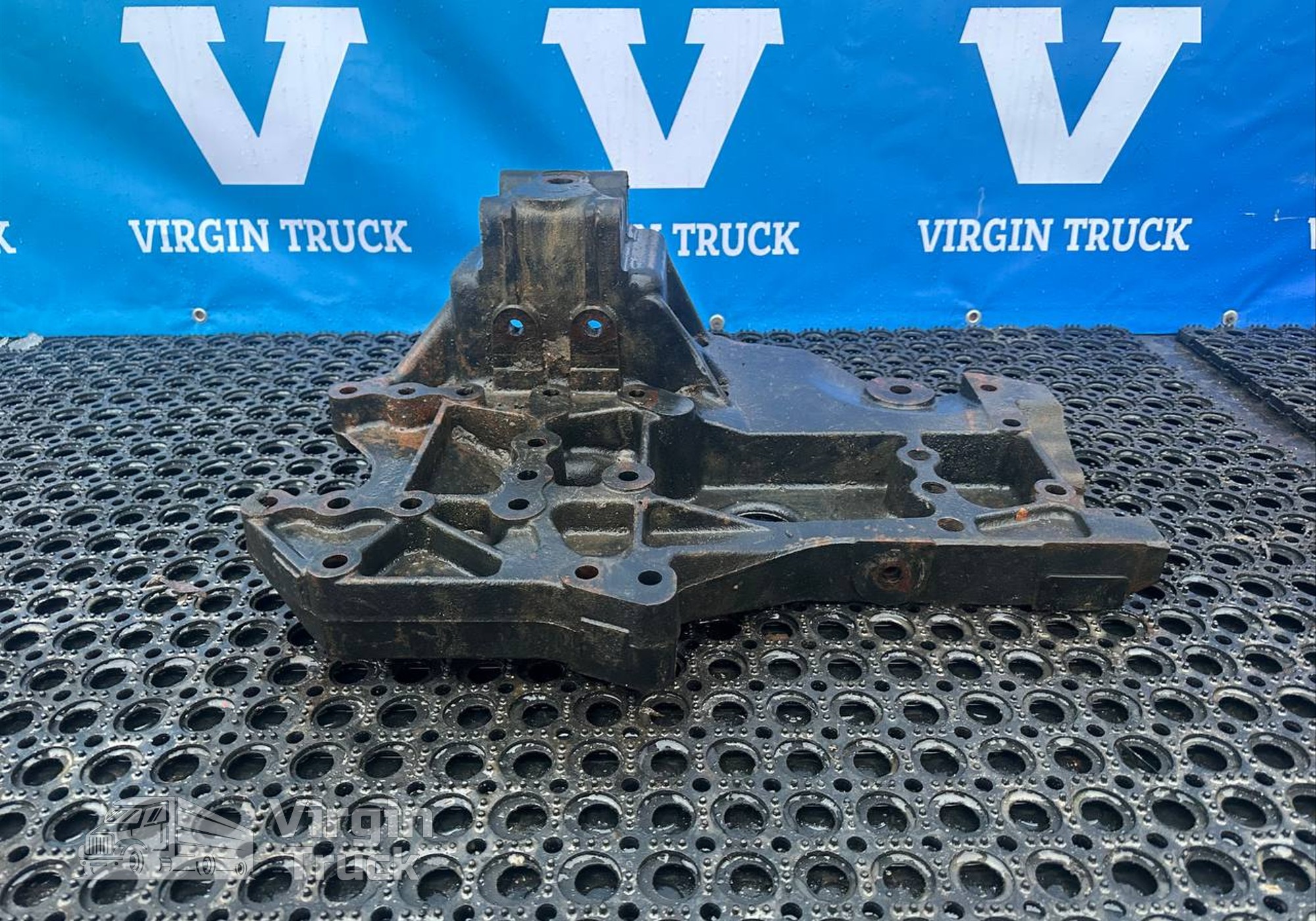 81413133018 Кронштейн рессоры передней правый для Man TGX II (с 2012)