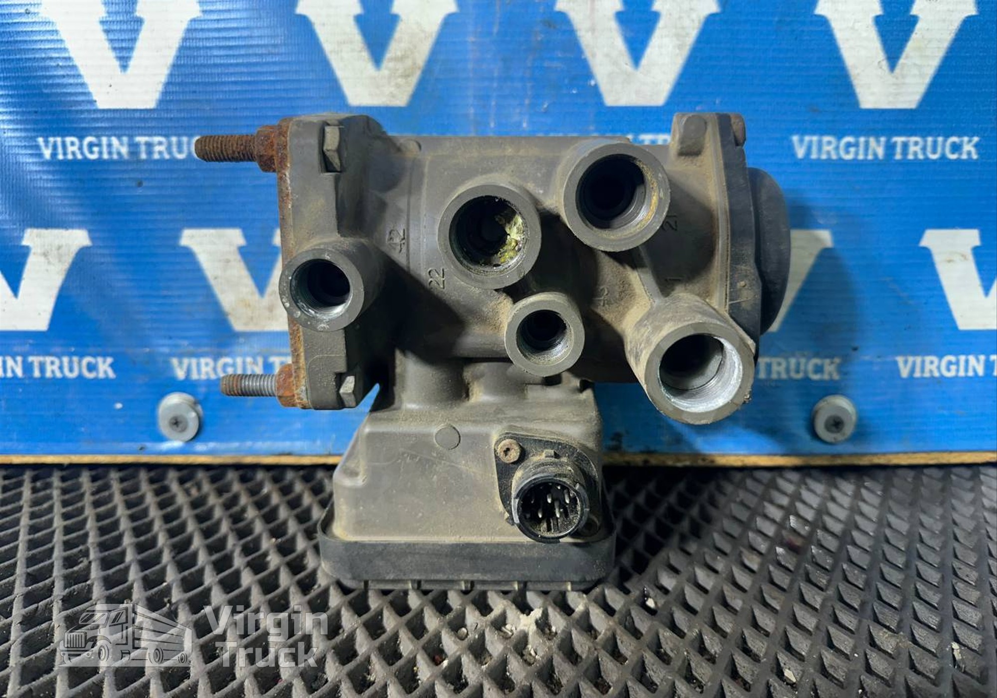 81523016213 Кран управления тормозами прицепа