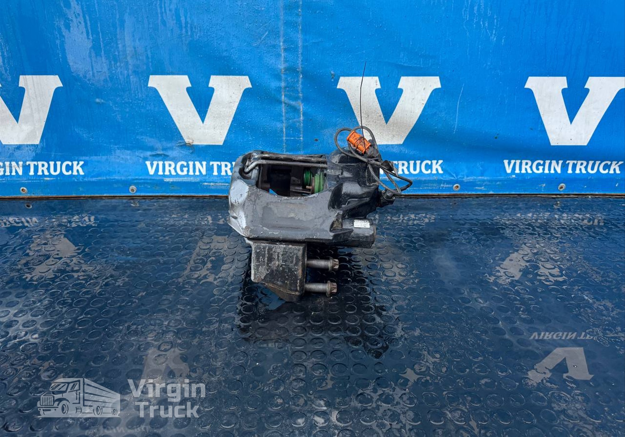 81508046636 Суппорт передний правый для Man TGA