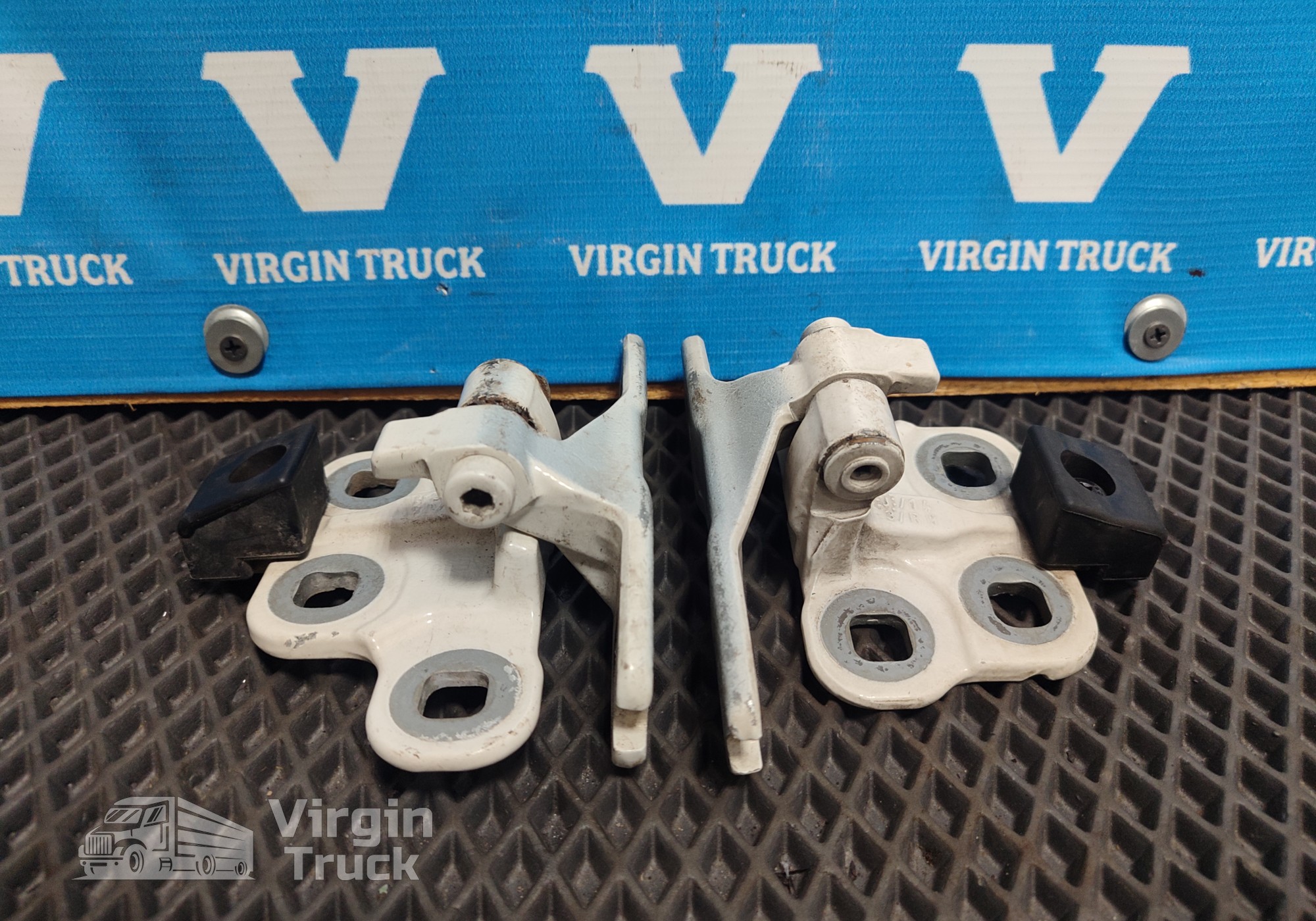 82319253 Петли двери для Volvo FH 4 (с 2012)