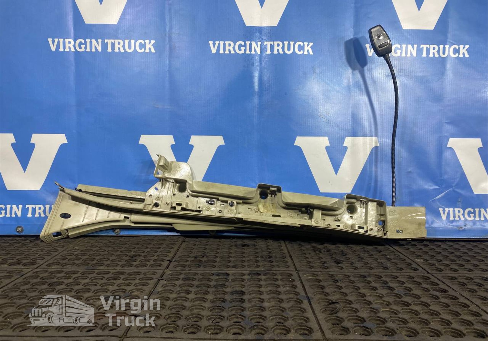 84204602 Корпус бокового плафона правый для Volvo FH 4 (с 2012)