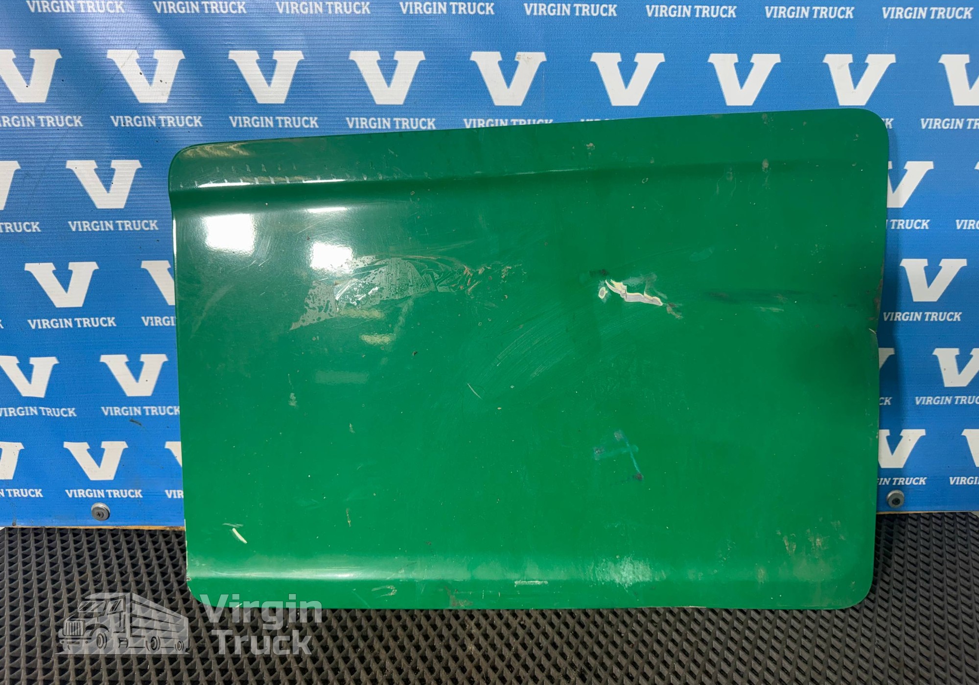 1892706 Крышка инструментального ящика левого