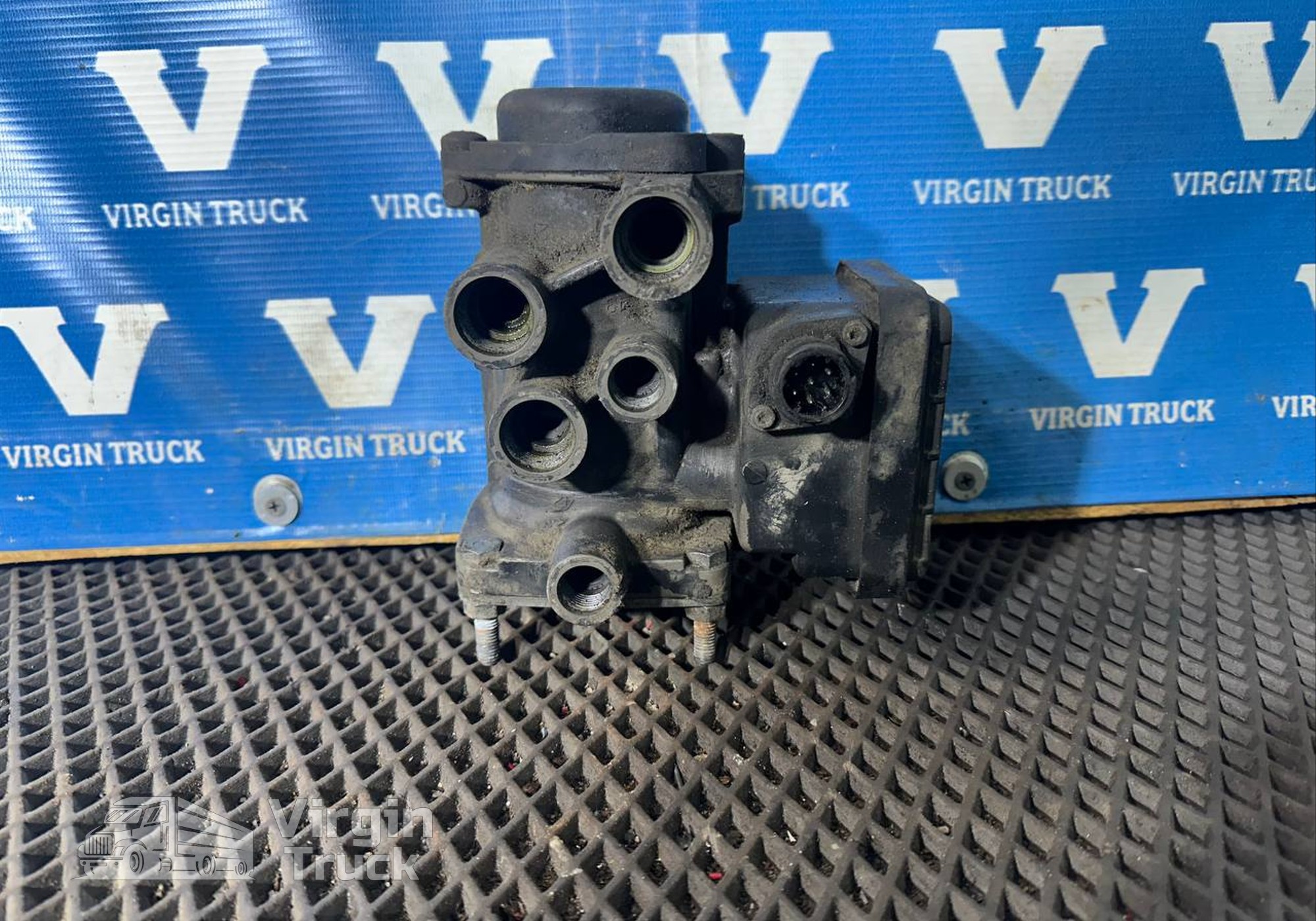 81523016213 Кран управления тормозами прицепа