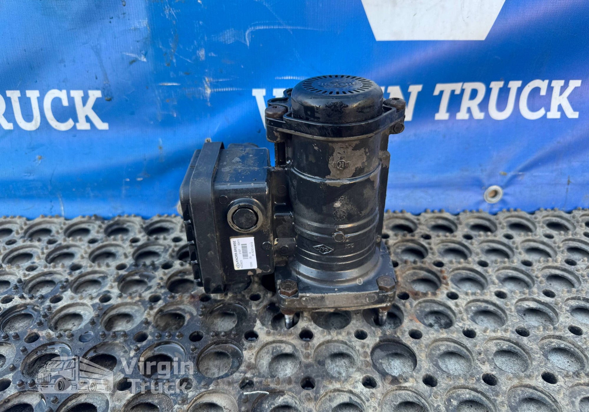 81523016213 Кран управления тормозами прицепа