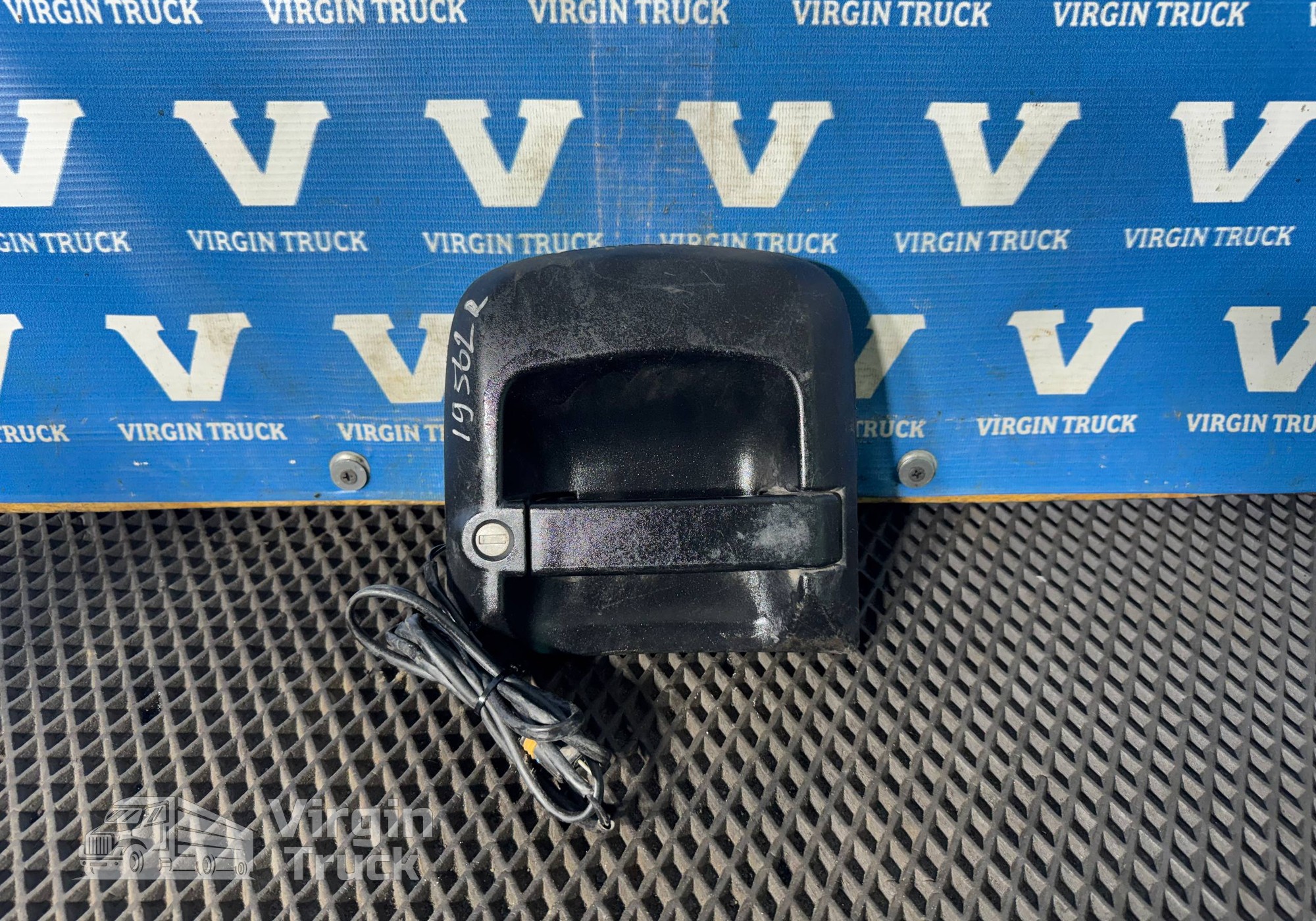 81626416080 Ручка двери наружная правая