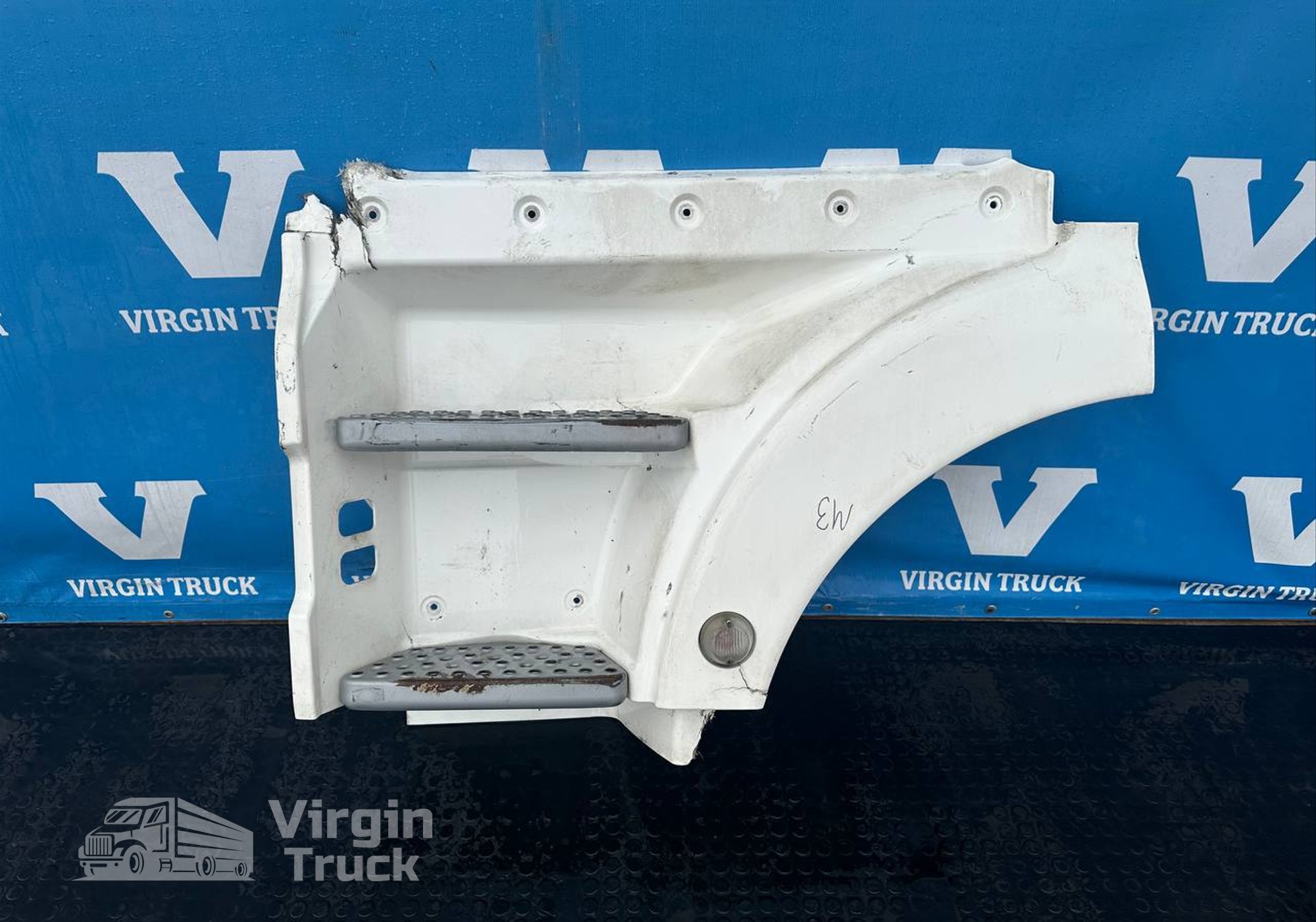 81615100921 Корпус подножек левый