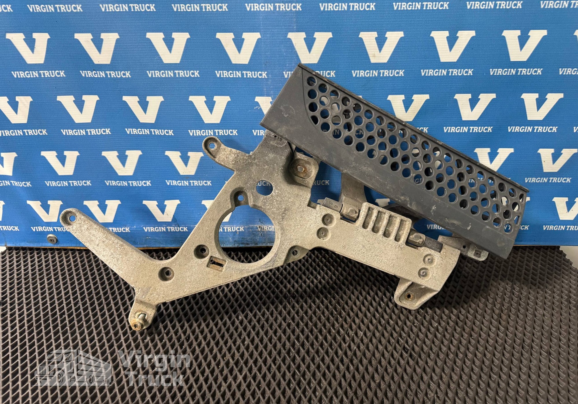 9608850845 Кронштейн подножки правый для Mercedes-Benz Actros New Actros MP4 (с 2011)