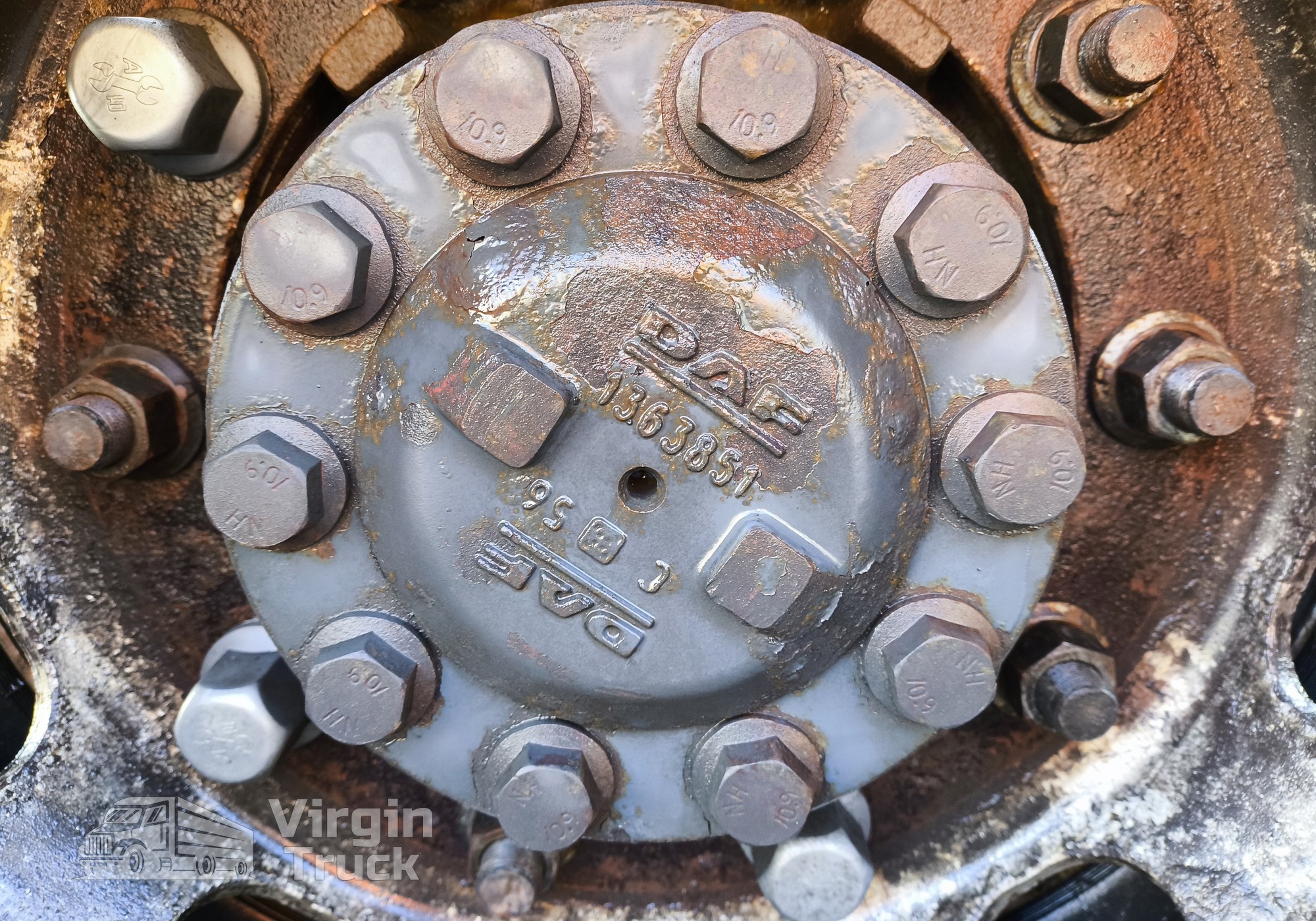 1363851 Полуось с блокировкой