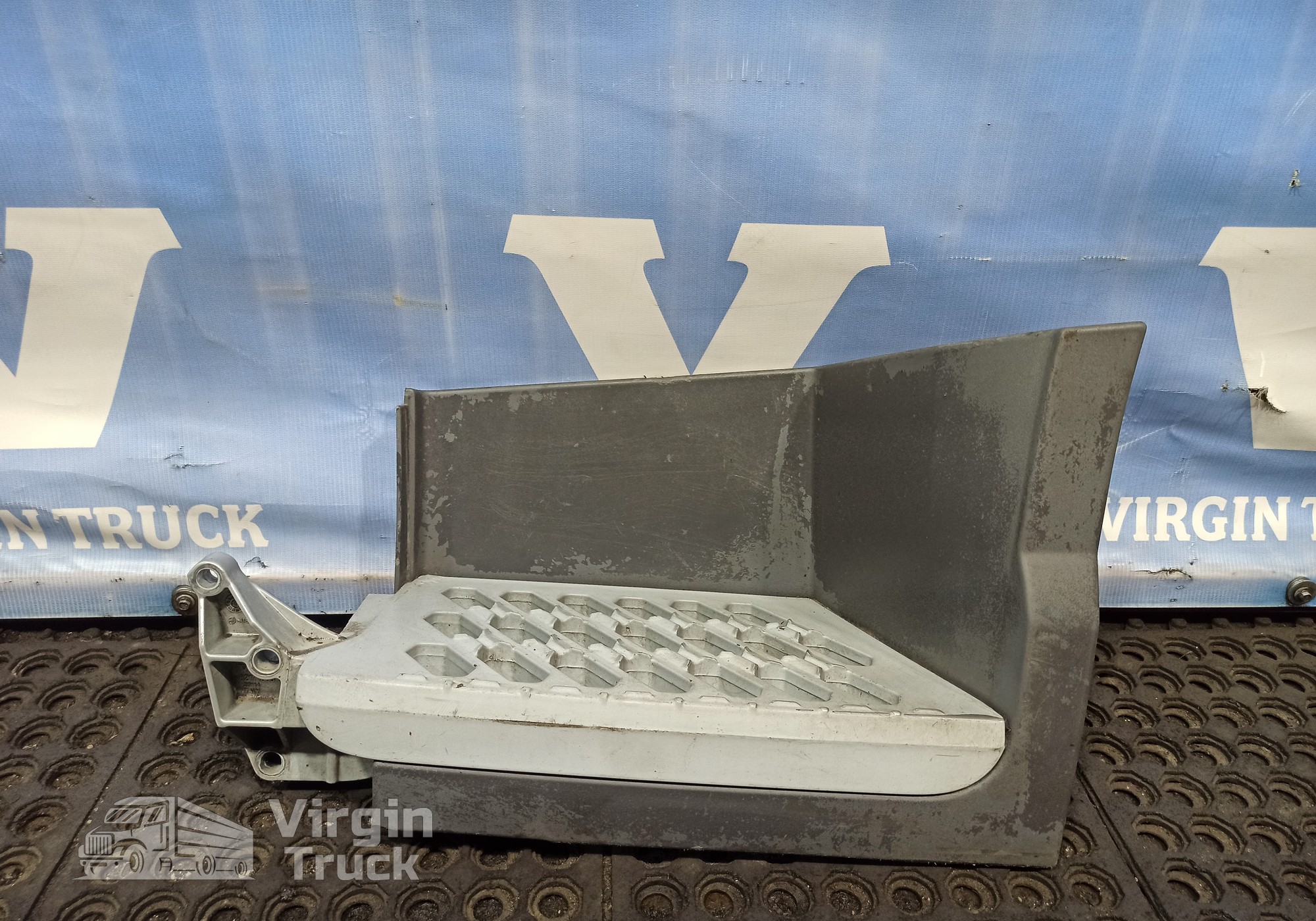 82142373 Корпус подножки левый для Volvo FH 4 (с 2012)