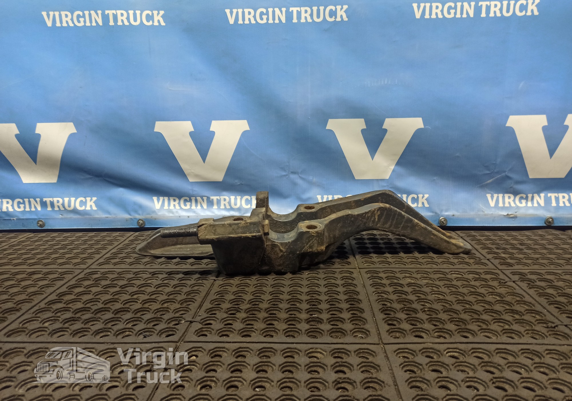 20704076 Кронштейн пневморессоры правый для Volvo FH