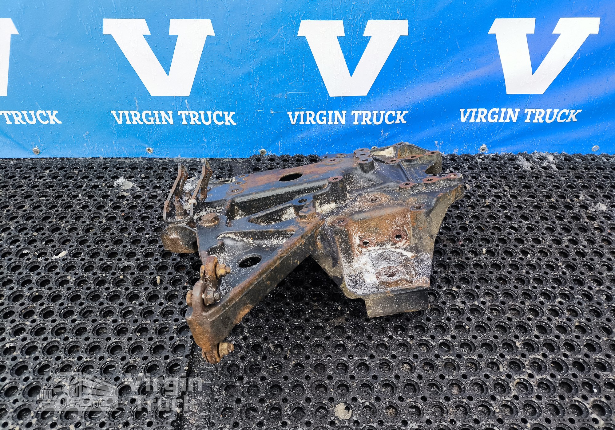 81413133019 Кронштейн рессоры передней левый для Man TGS