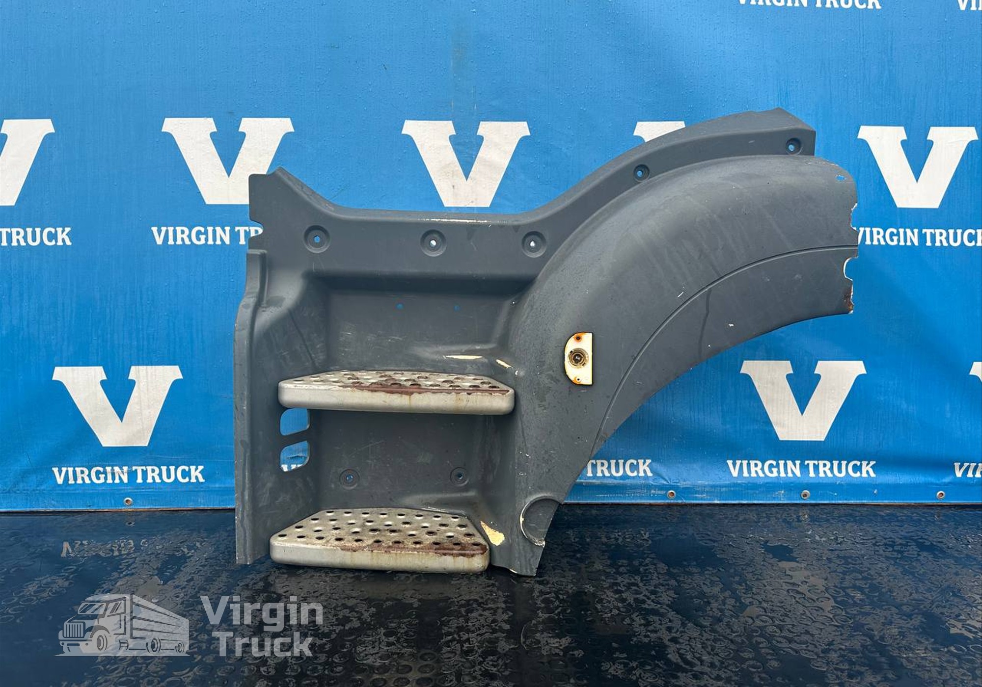 81615100883 Корпус подножек левый