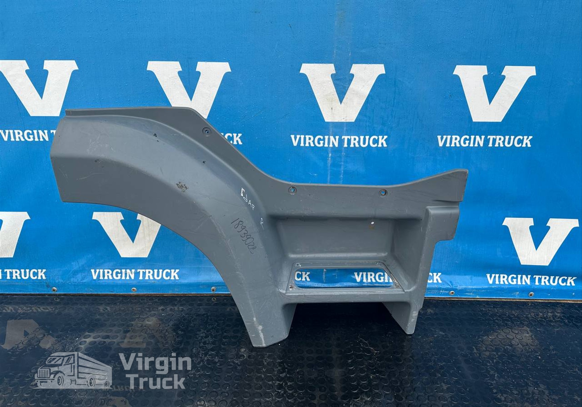 1893902 Корпус подножек правый