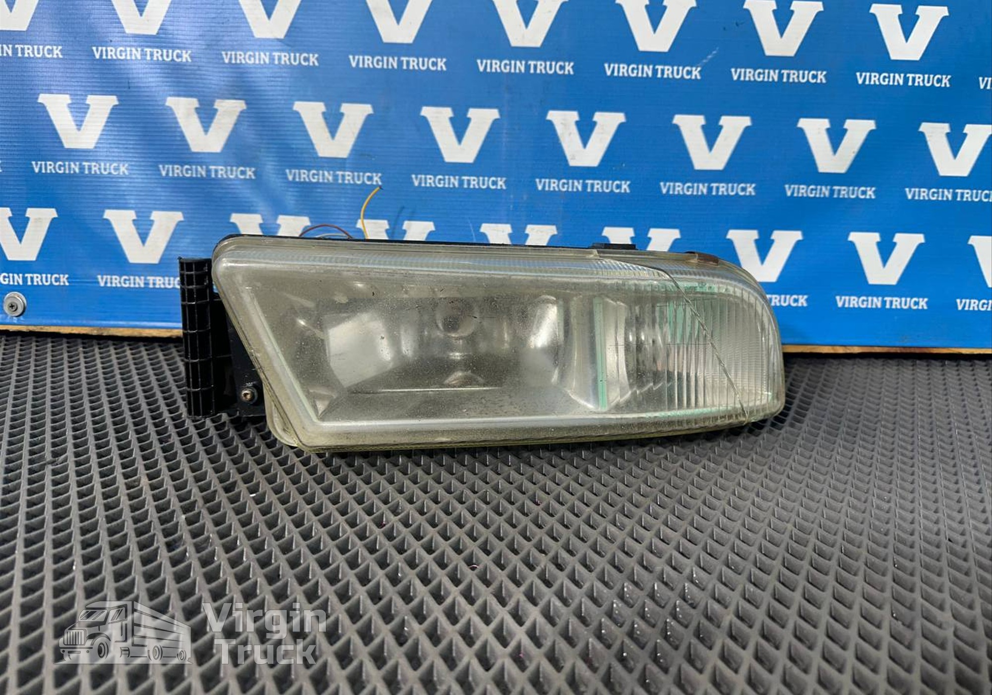 81251016522 Фара противотуманная правая 2018г.